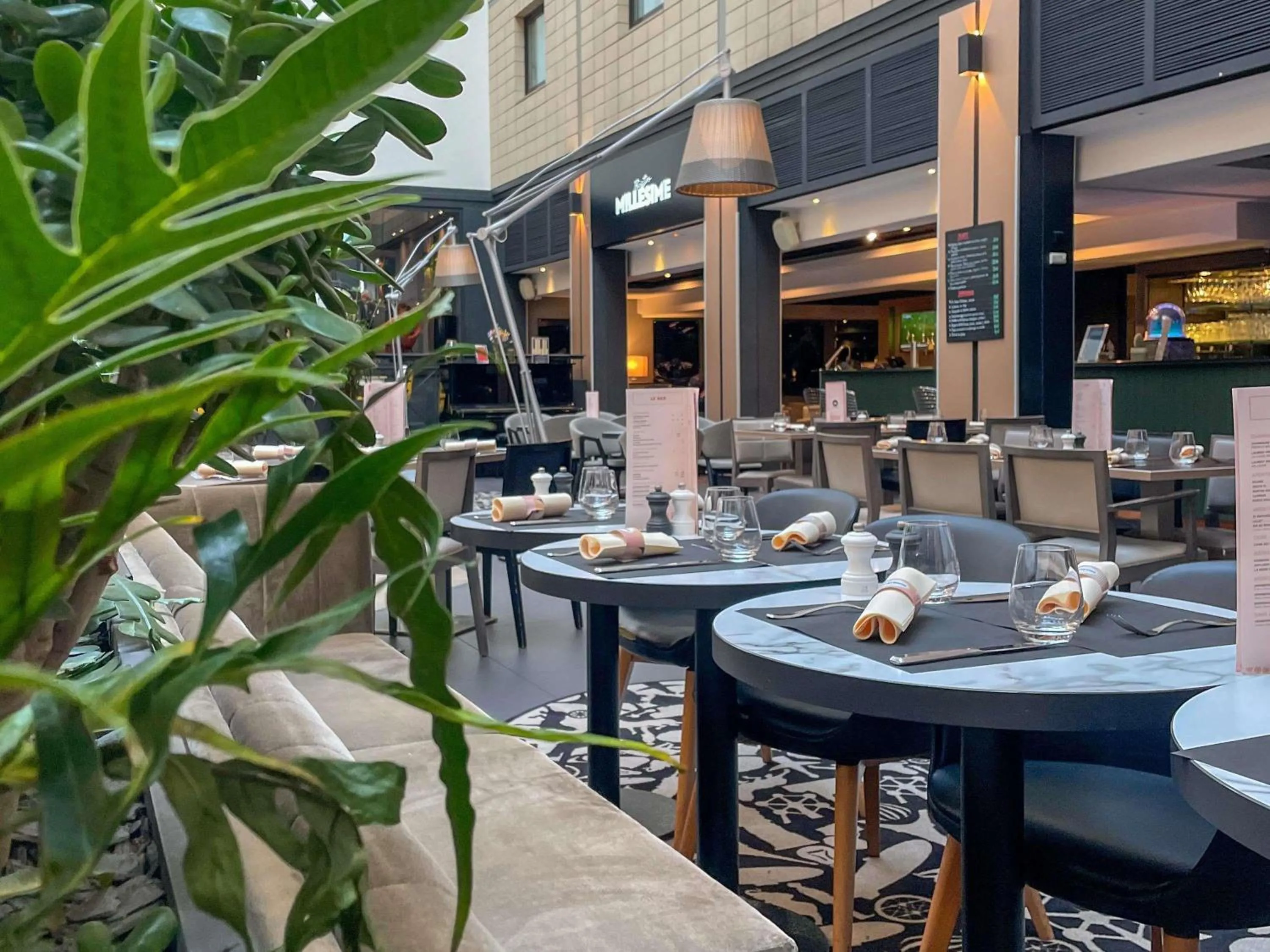 Restaurant/places to eat in Mercure Paris Porte De Versailles Expo