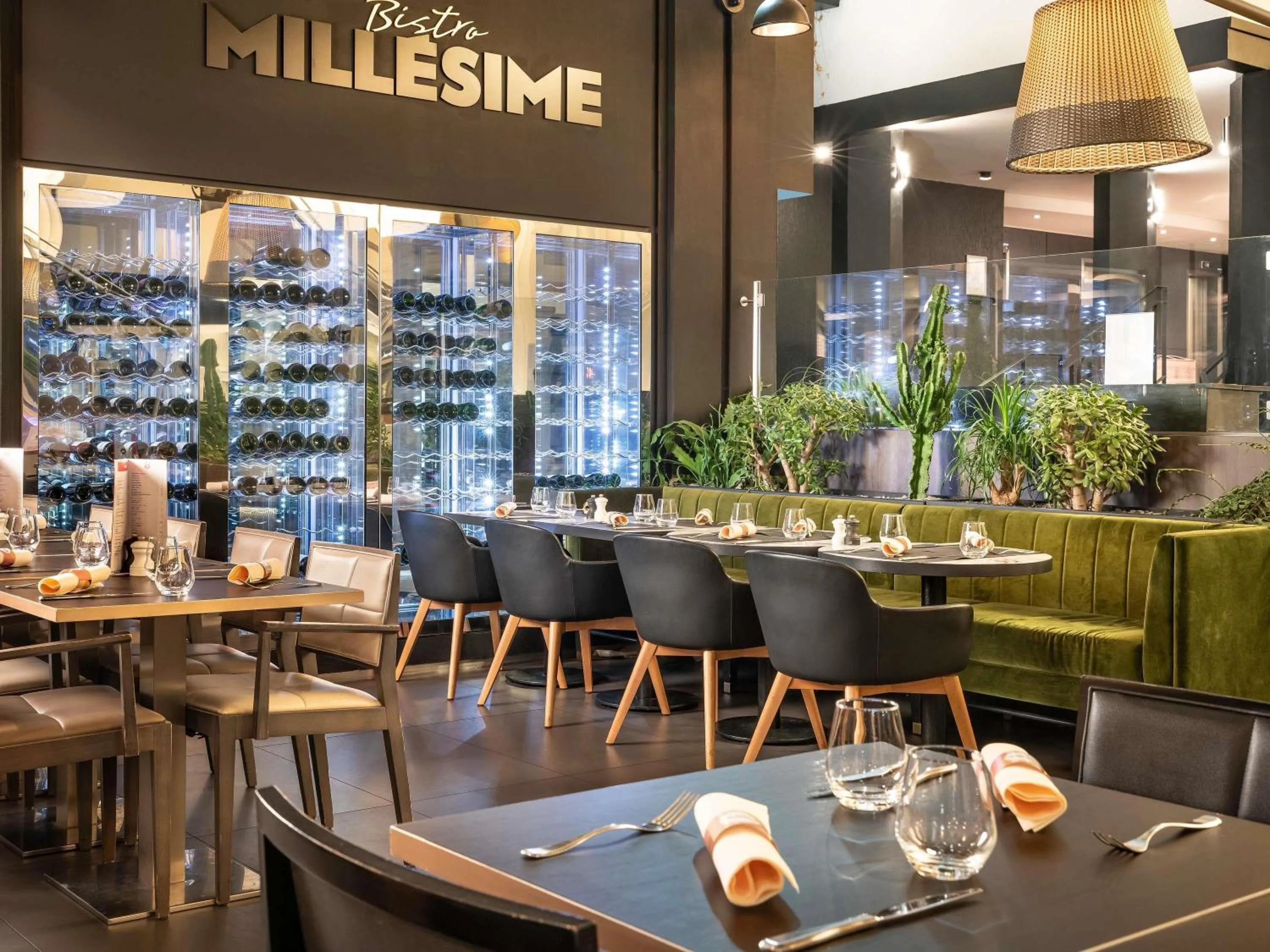 Lounge or bar in Mercure Paris Porte De Versailles Expo