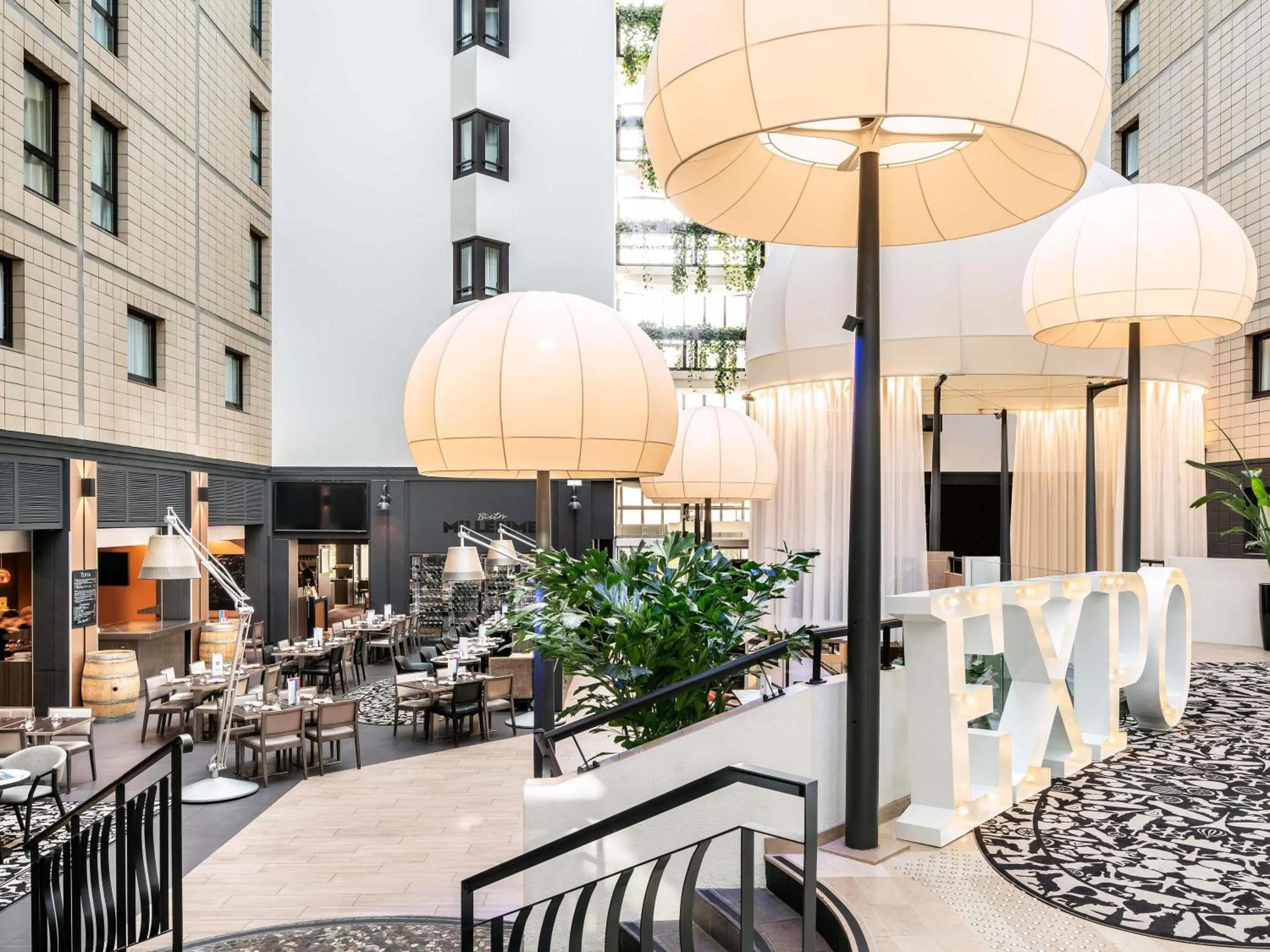 Lounge or bar in Mercure Paris Porte De Versailles Expo