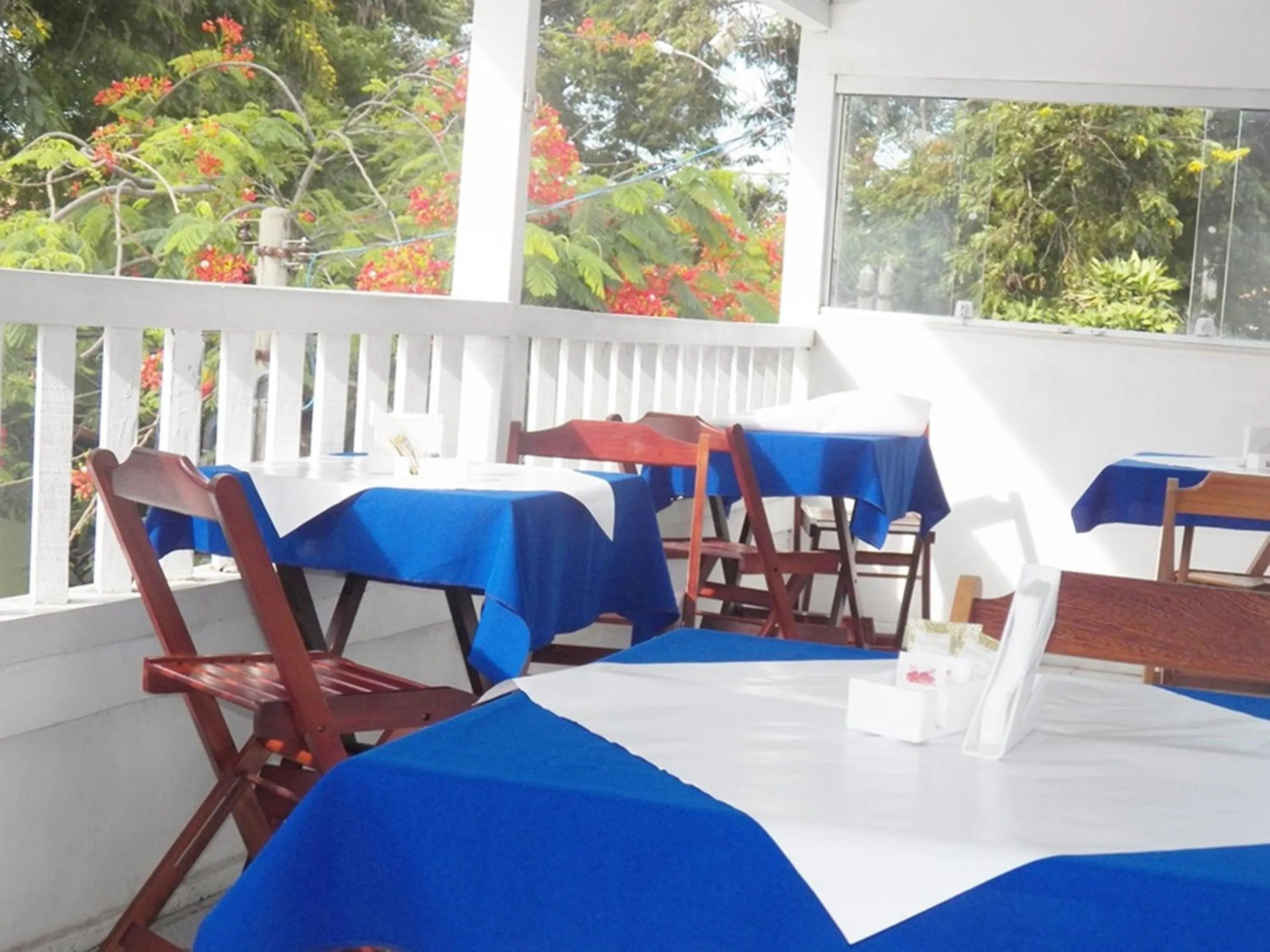 Restaurant/places to eat in Nascimento Suites