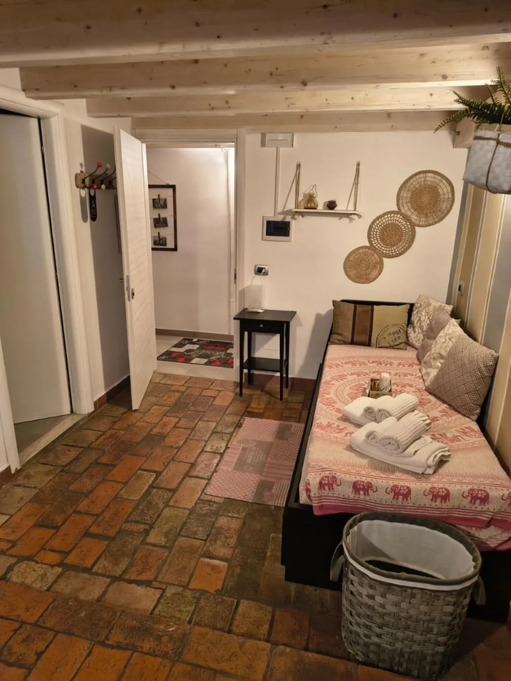 Seating area, Bed in Sesta Strada