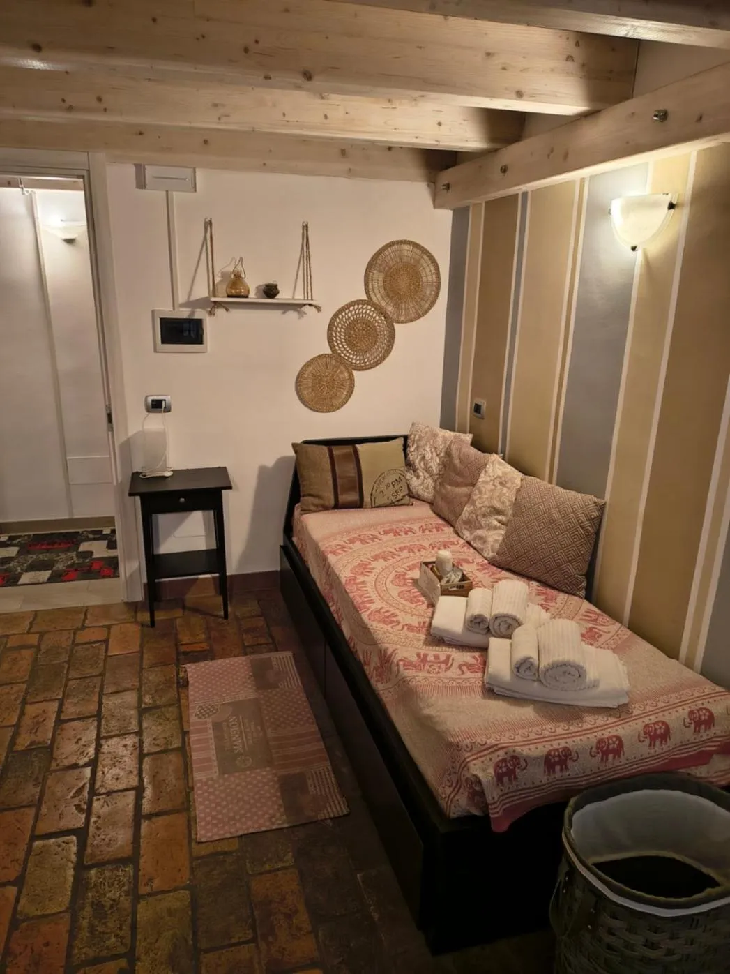 Seating area, Bed in Sesta Strada