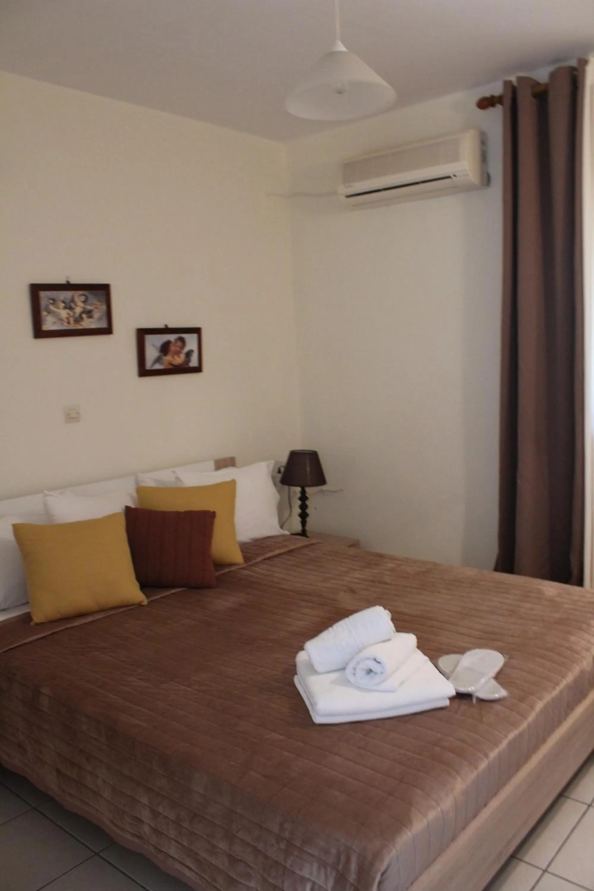 Bed in Glyfada Gorgona Apartments