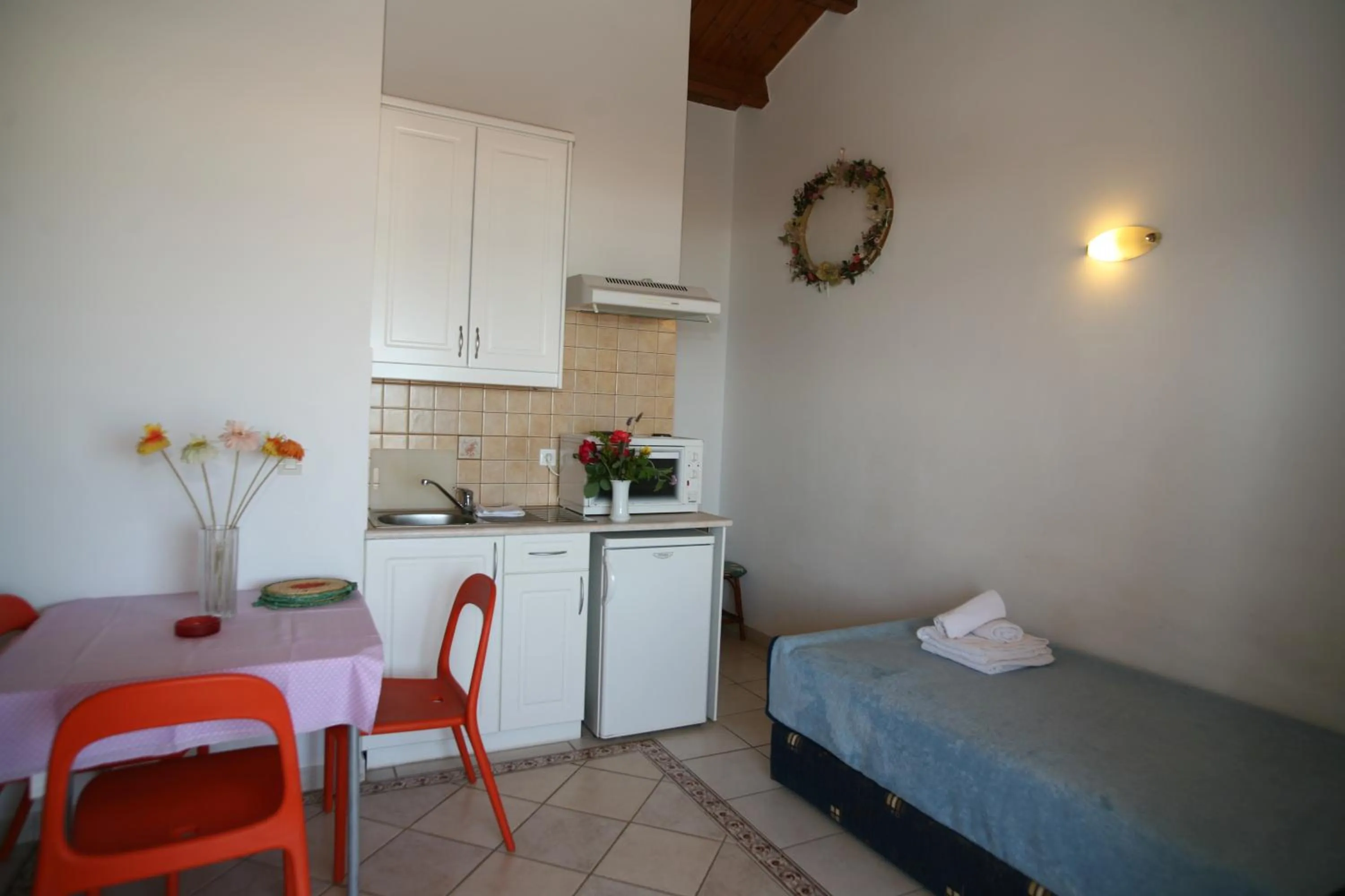 Photo of the whole room, Bed in Glyfada Gorgona Apartments