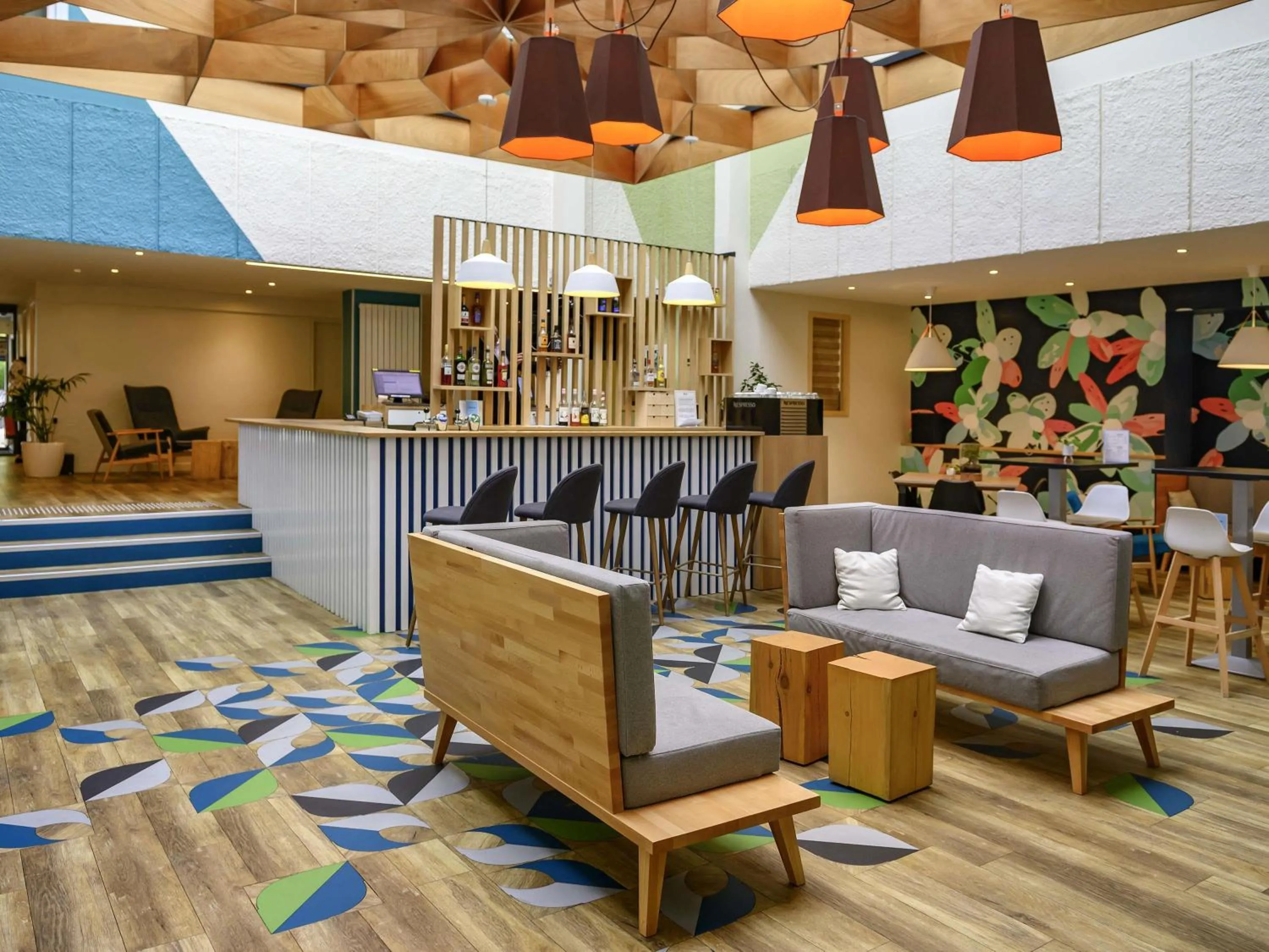 Lounge or bar in ibis Styles Parc des Expositions de Villepinte