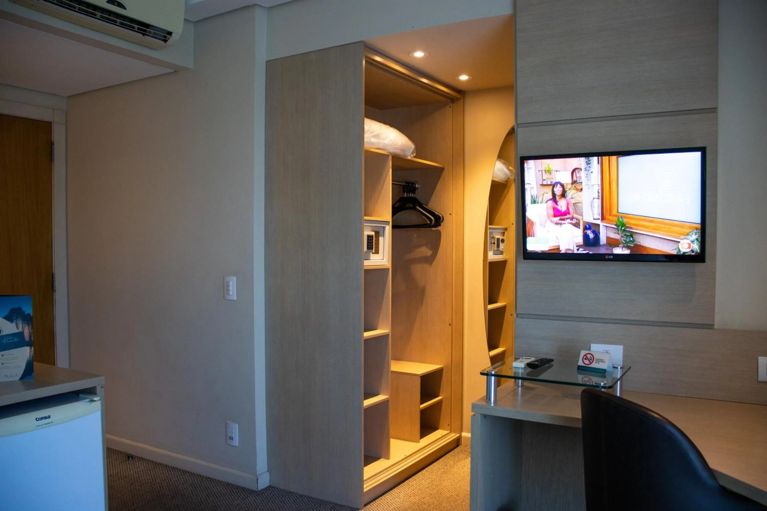 TV and multimedia in Kayrós Business Hotel