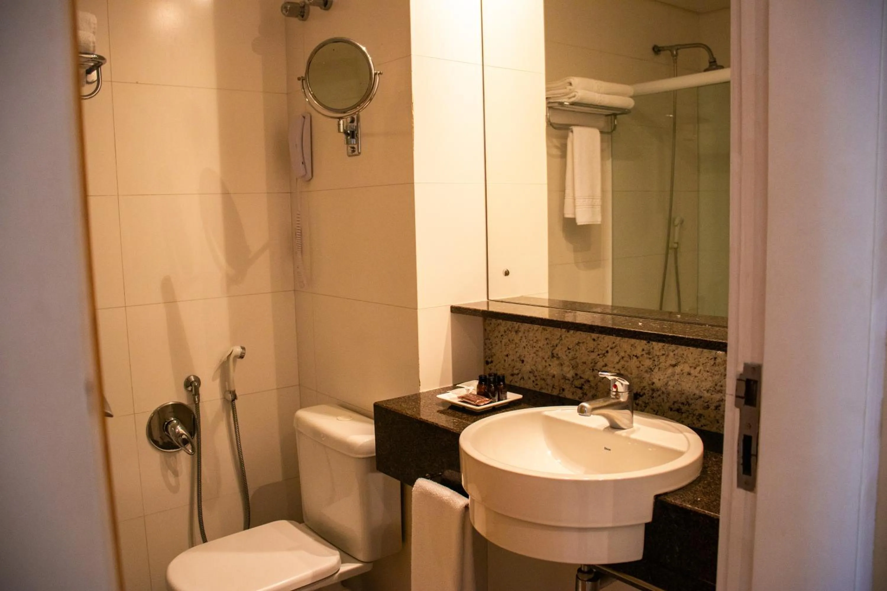 Shower in Kayrós Business Hotel