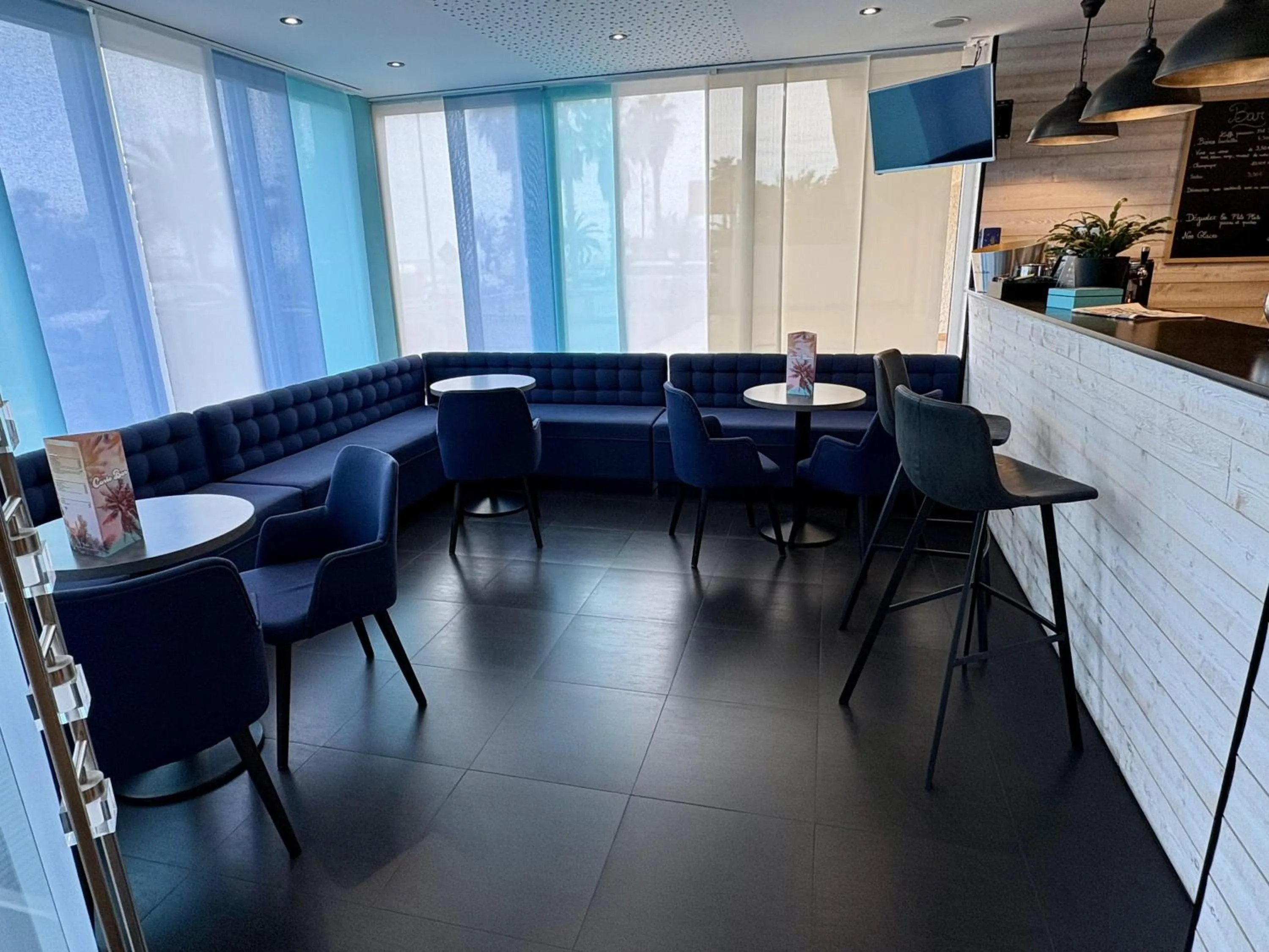 Lounge or bar in Best Western Plus Hotel Canet-Plage