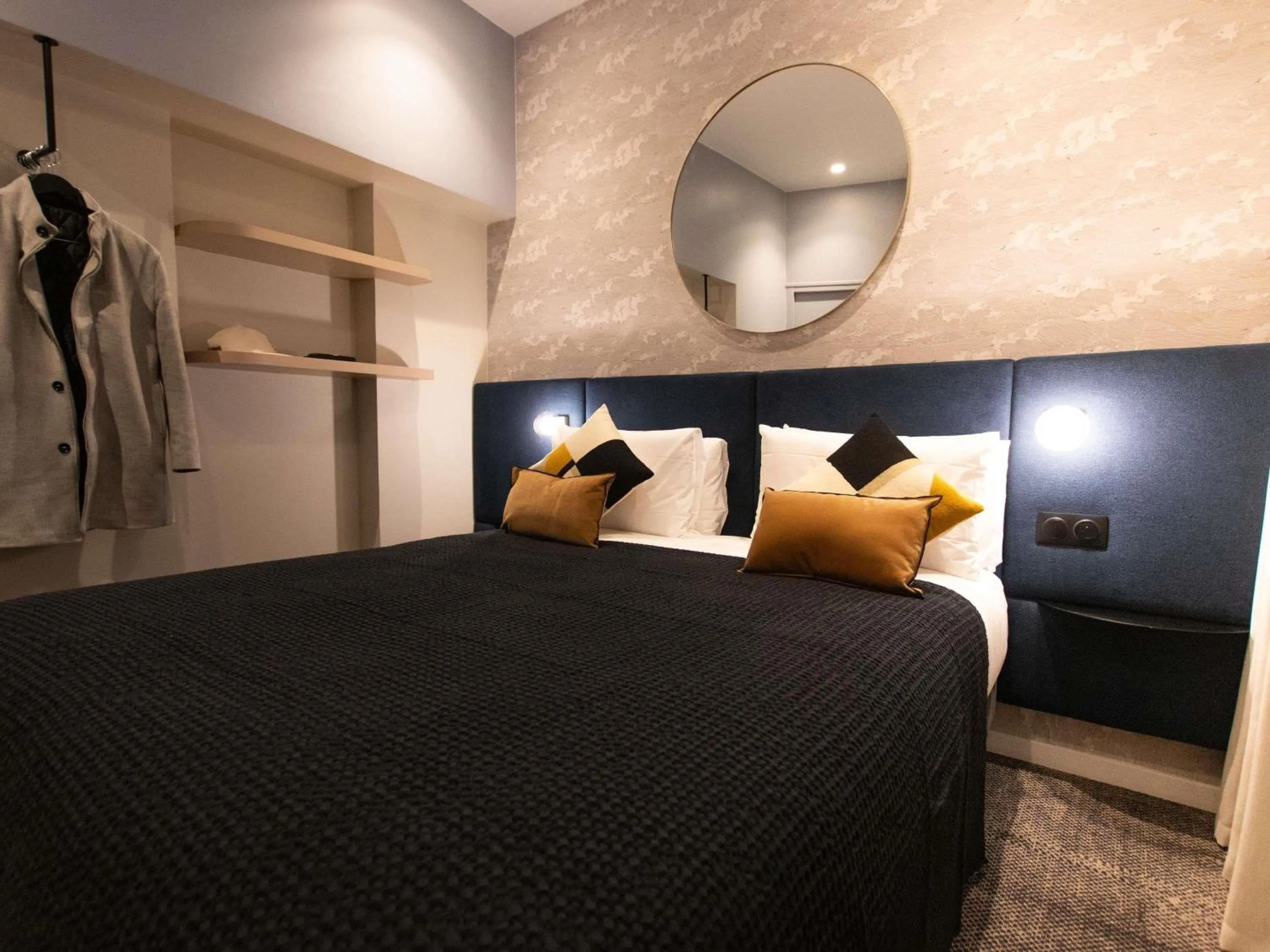 Bedroom, Bed in Mercure Paris Tour Eiffel Pont Mirabeau