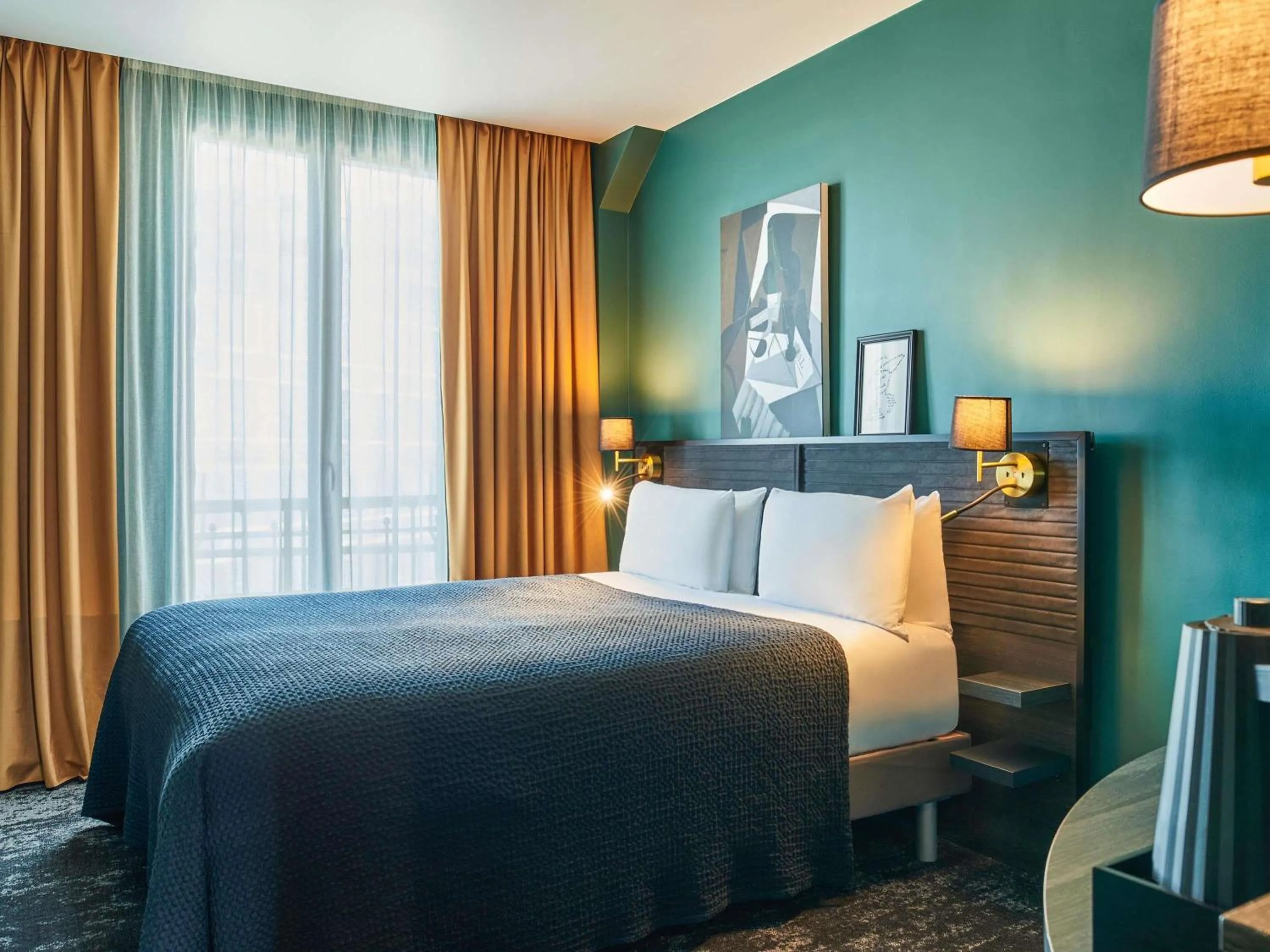 Property building, Bed in Mercure Paris Tour Eiffel Pont Mirabeau