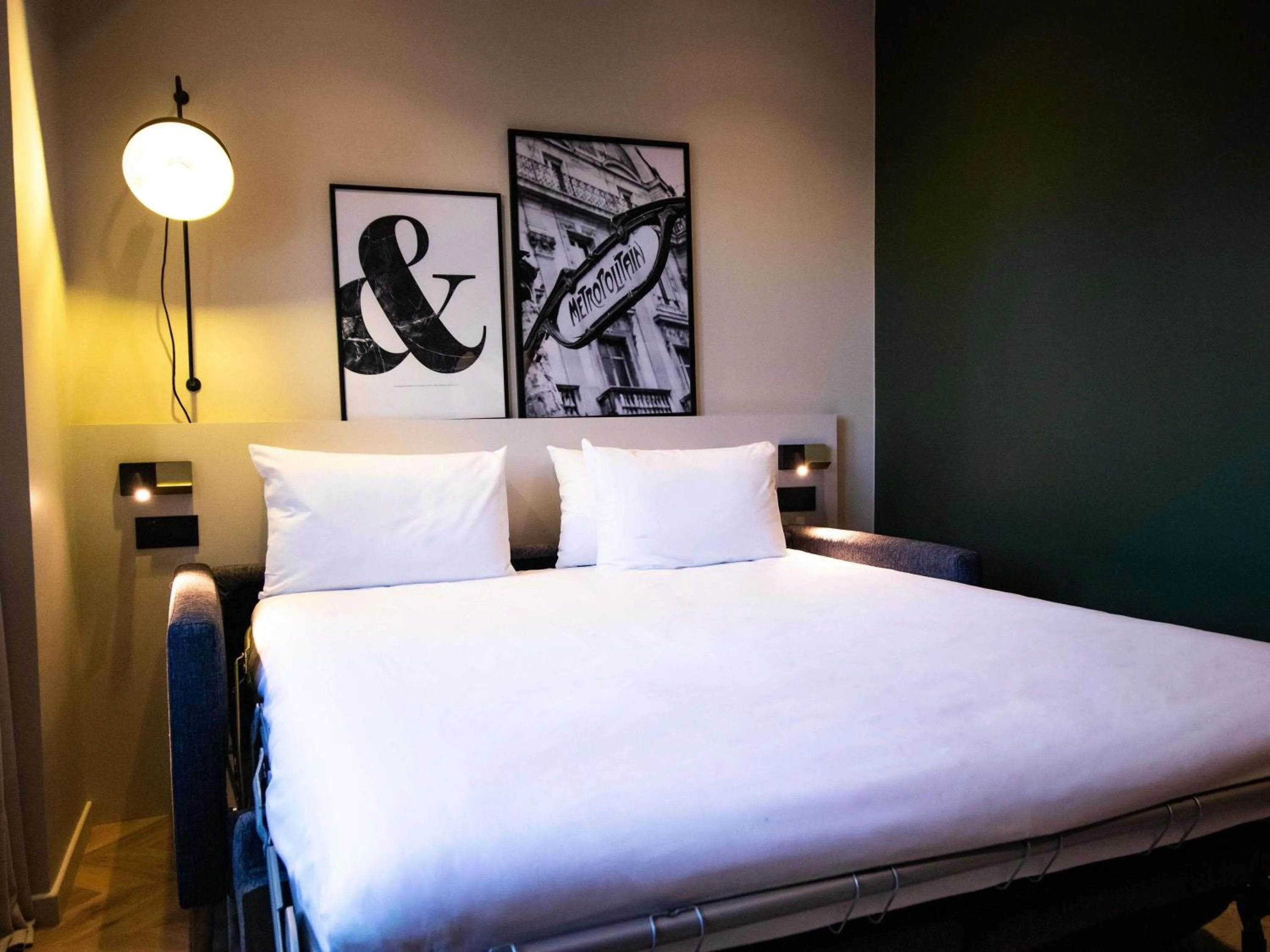 Bedroom, Bed in Mercure Paris Tour Eiffel Pont Mirabeau