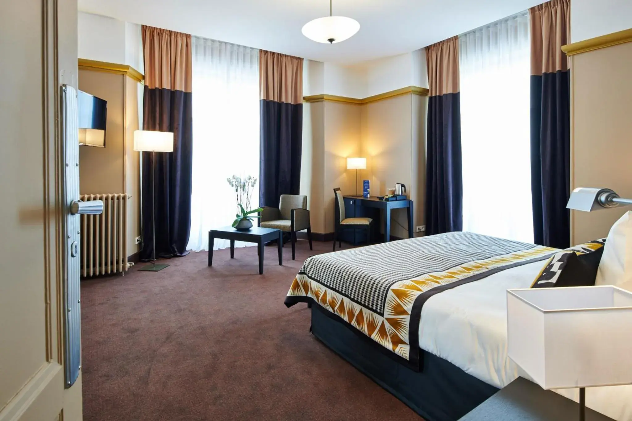 Double or Twin Room with Canal View in Hotel & Spa Vacances Bleues Le Splendid Double or Twin Room with Canal View in Hotel & Spa Vacances Bleues Le Splendid