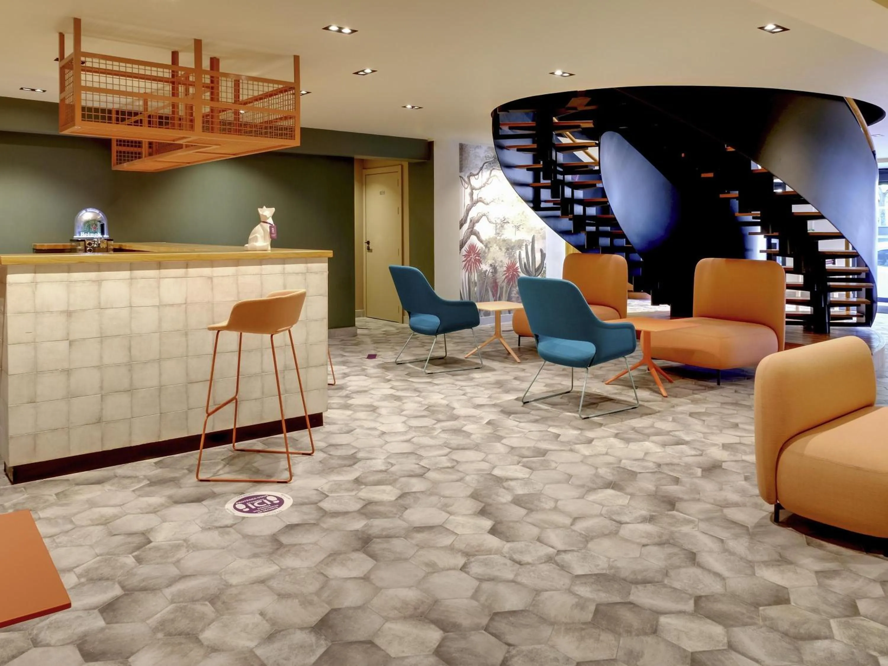 Lounge or bar in Mercure Perpignan Centre