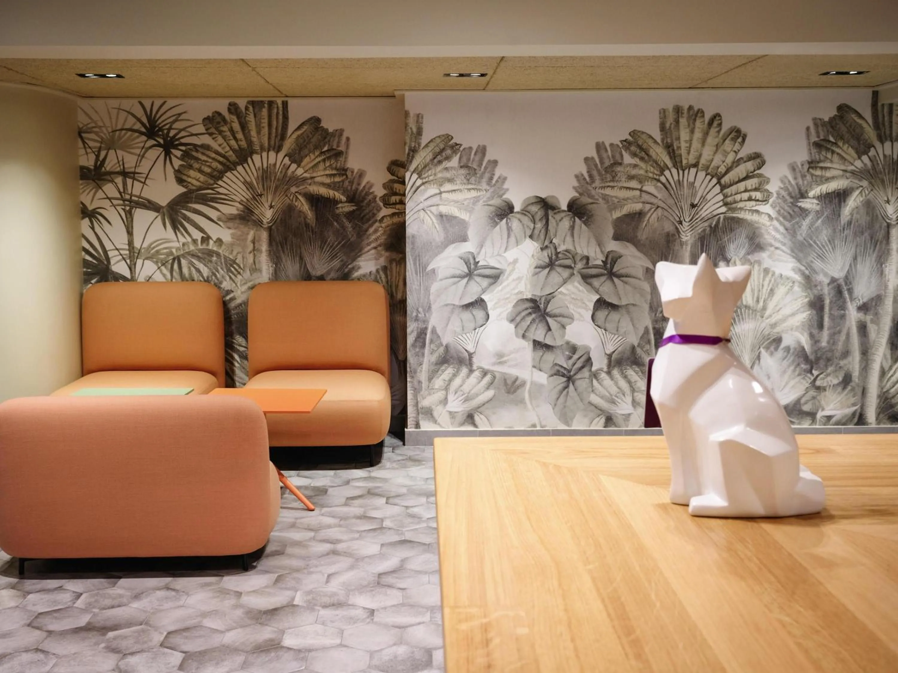 Lounge or bar in Mercure Perpignan Centre