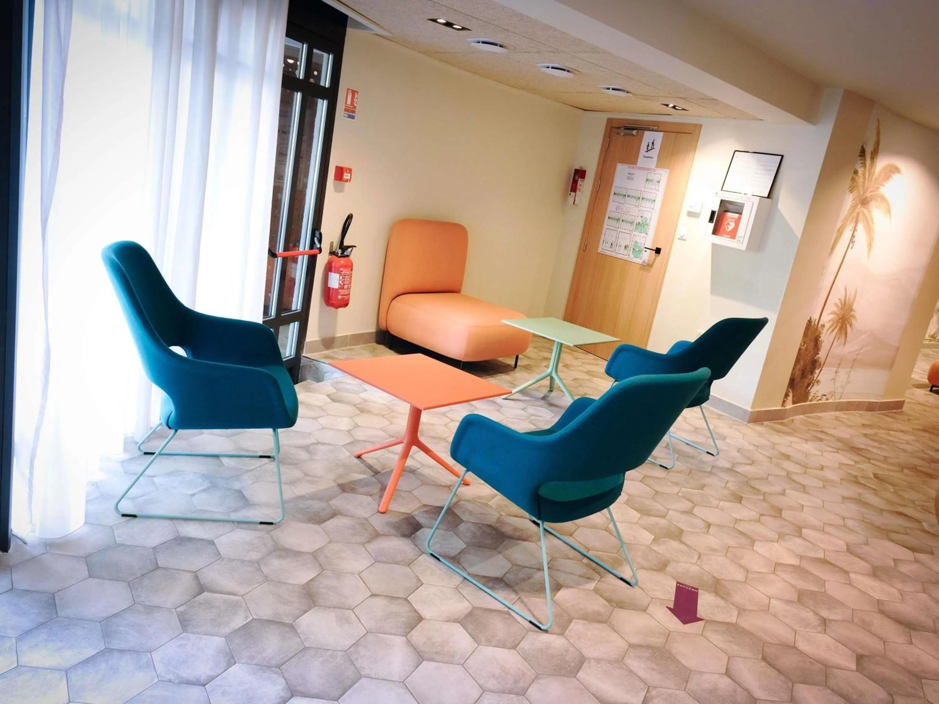 Lounge or bar in Mercure Perpignan Centre
