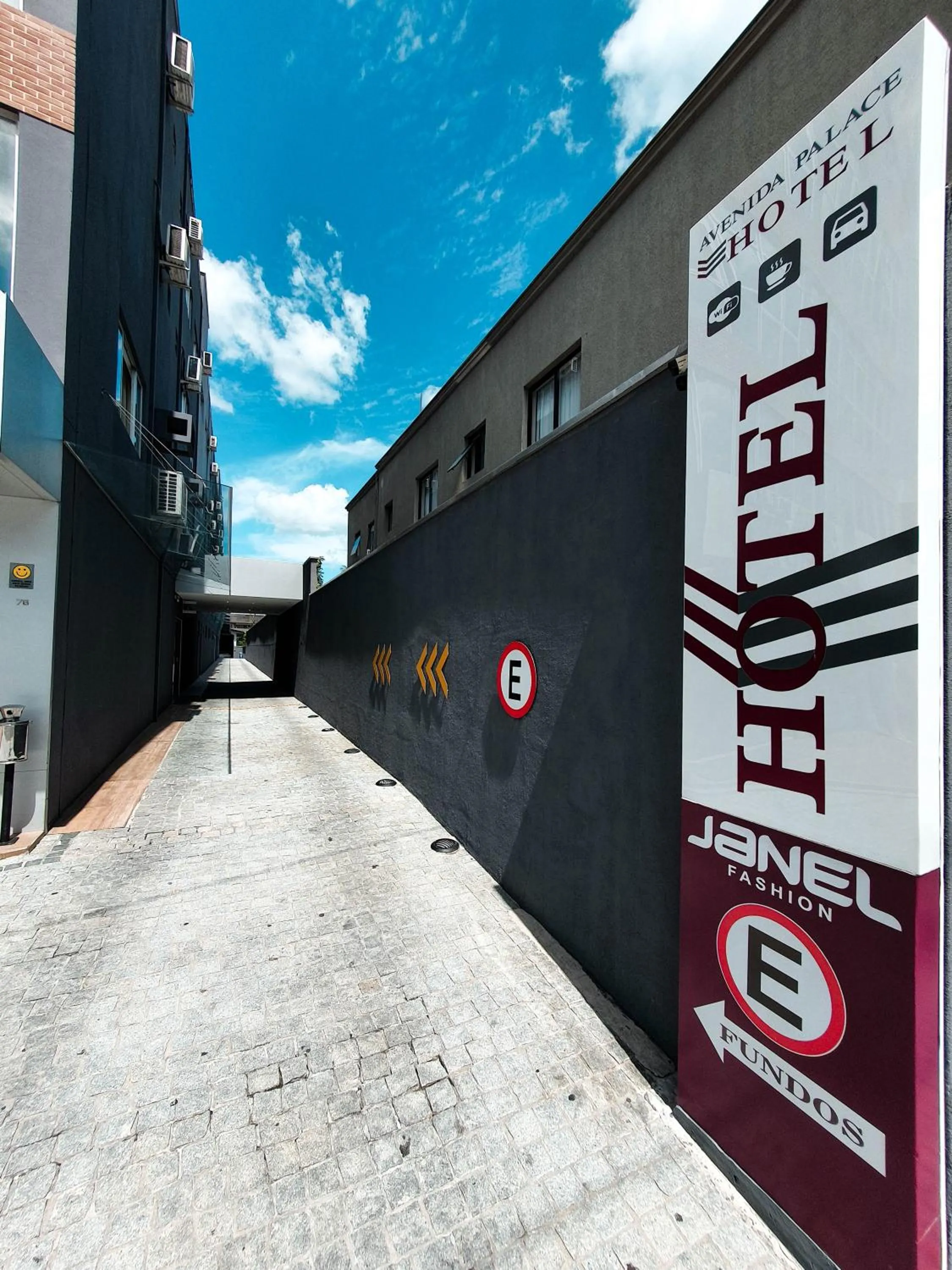 Facade/entrance in Avenida Palace Hotel