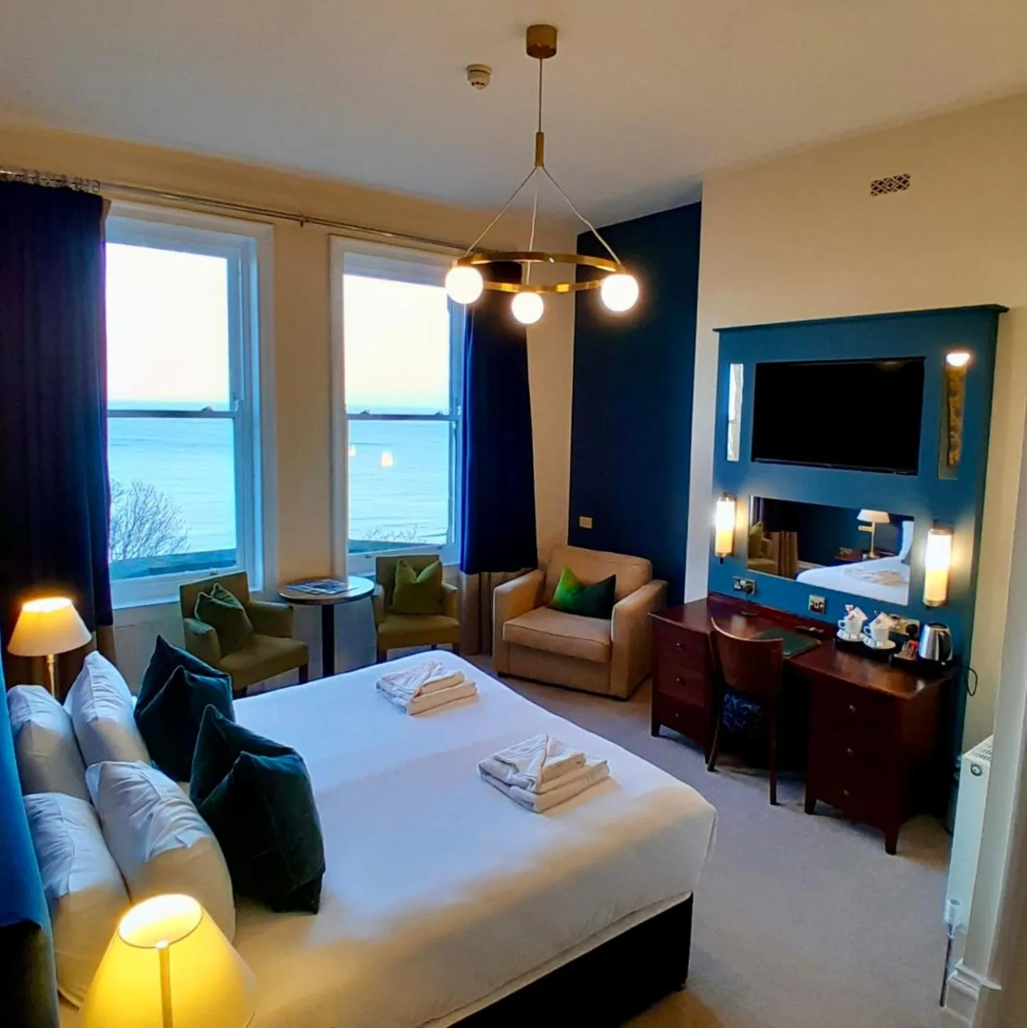 Bedroom, Bed in Weston Hotel