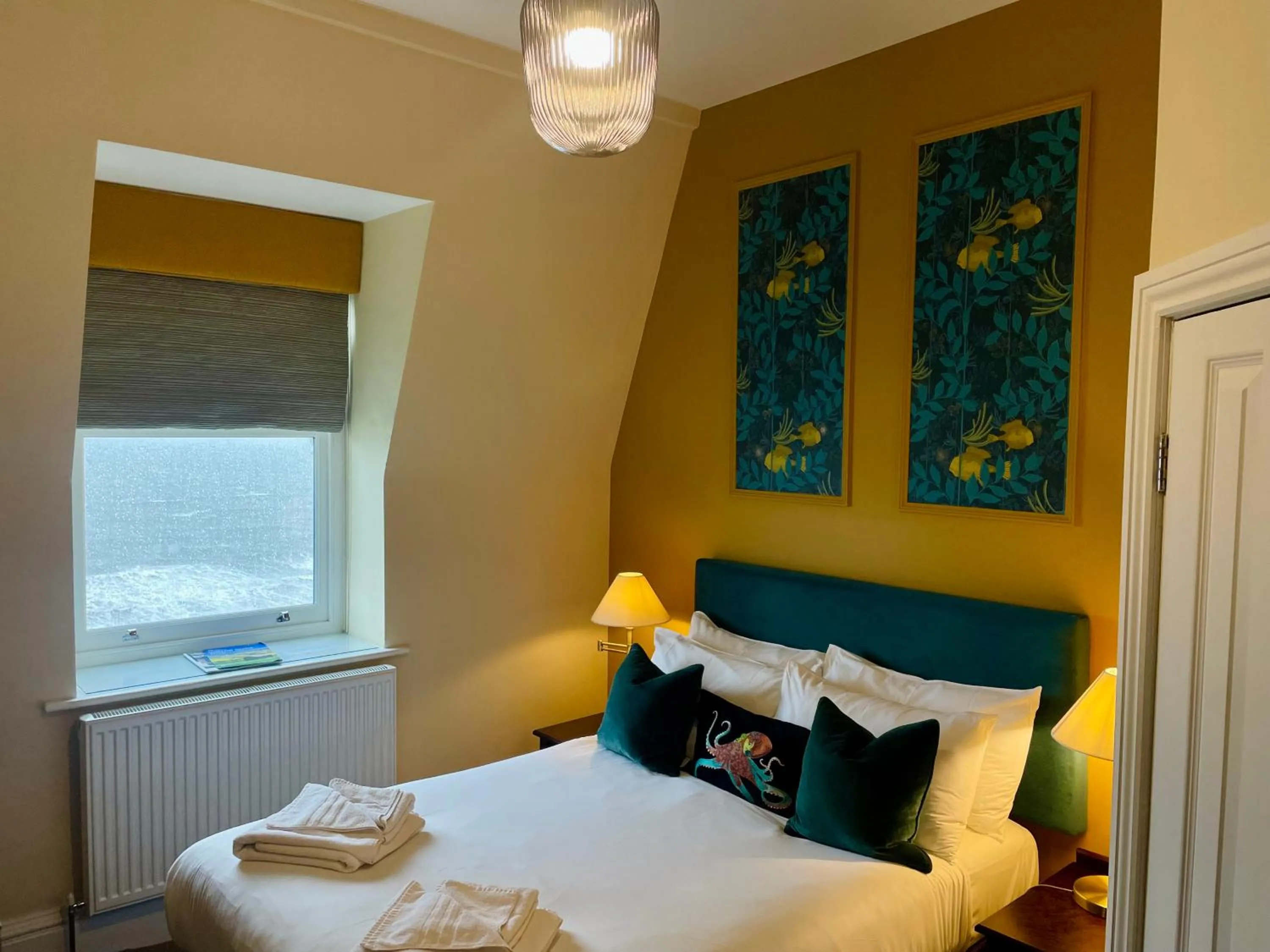 Bedroom, Bed in Weston Hotel