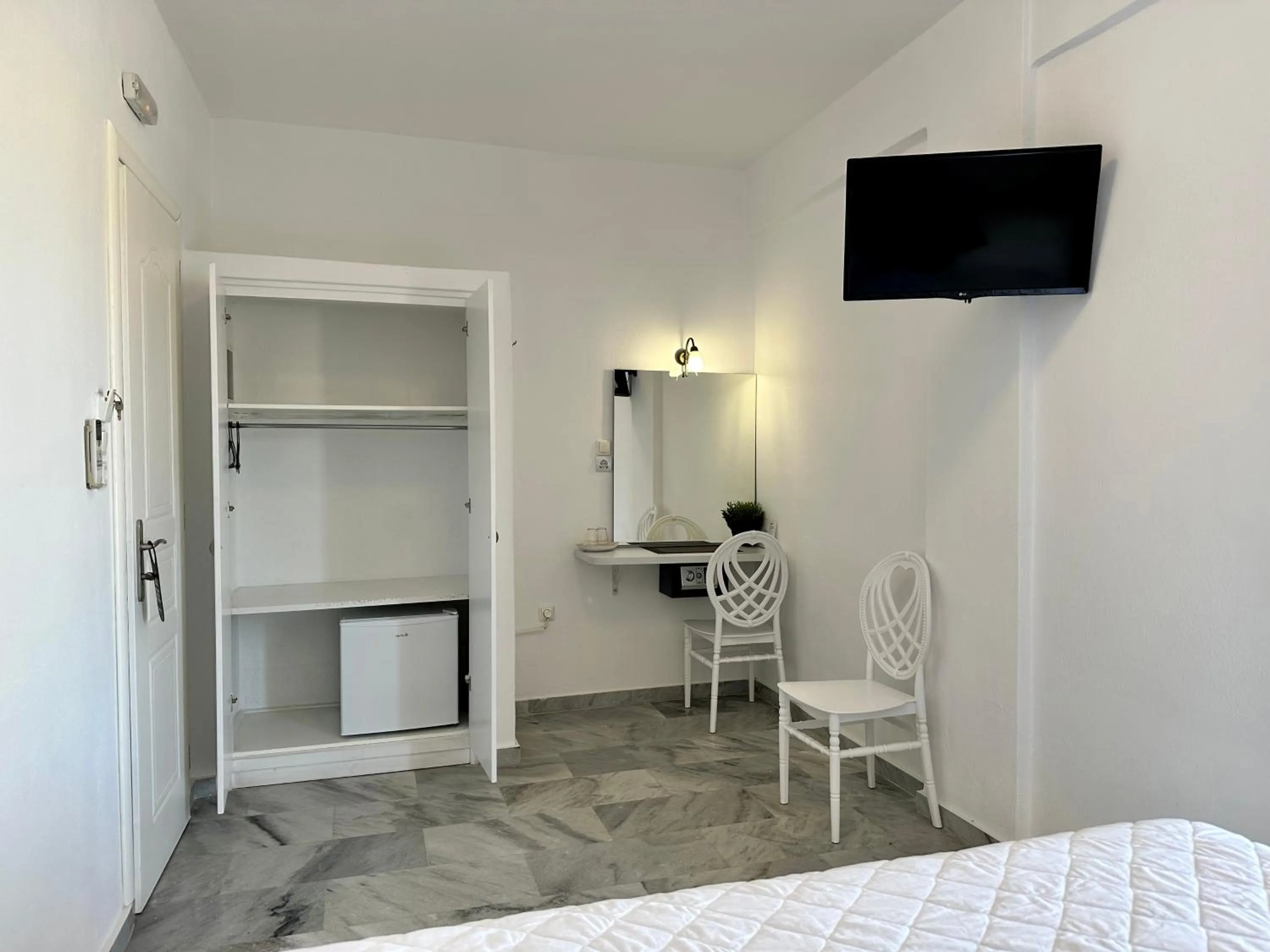 Photo of the whole room, Bed in Paradiso Boutique