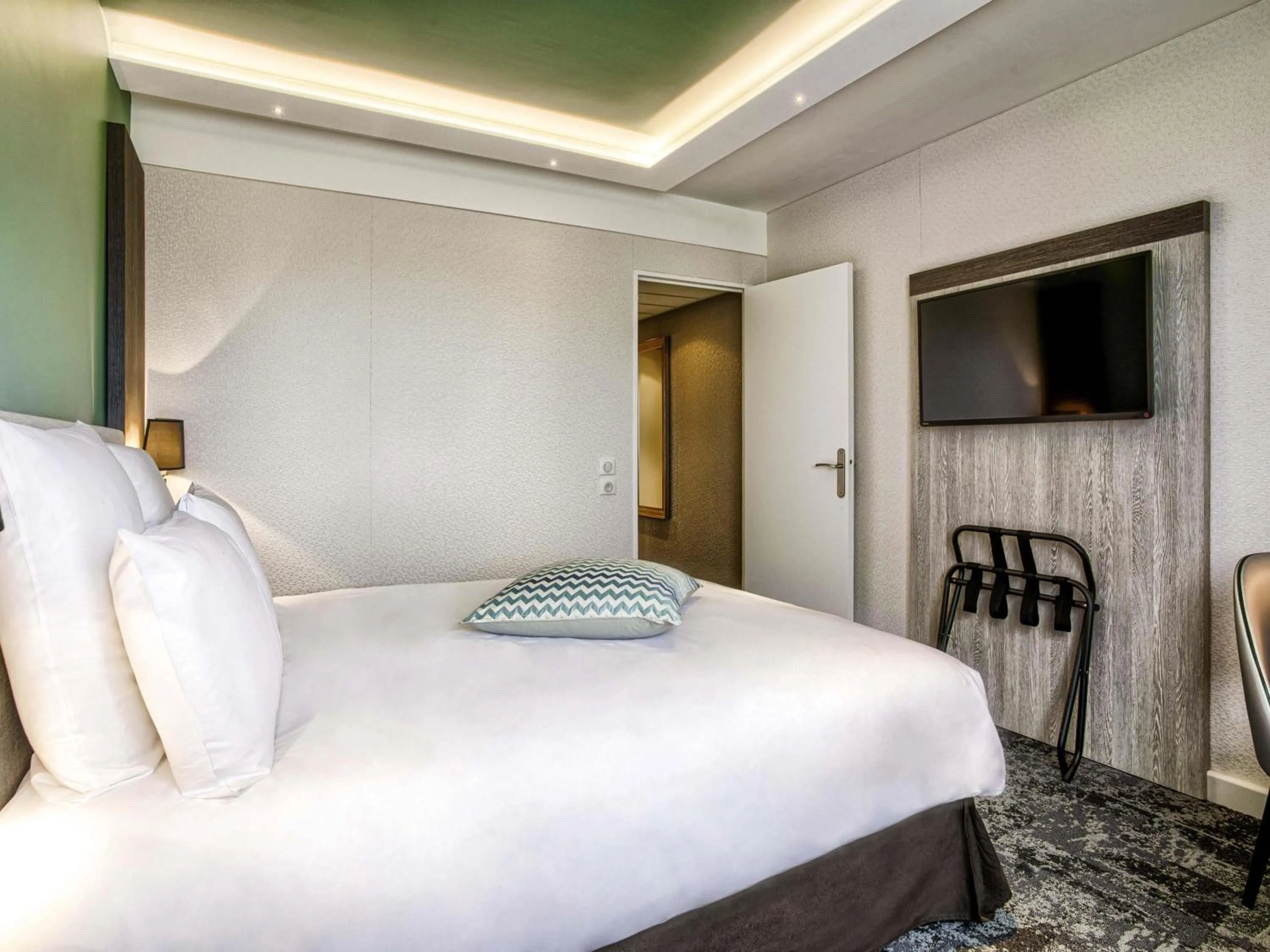 Bedroom, Bed in Mercure Cabourg Hôtel & Spa