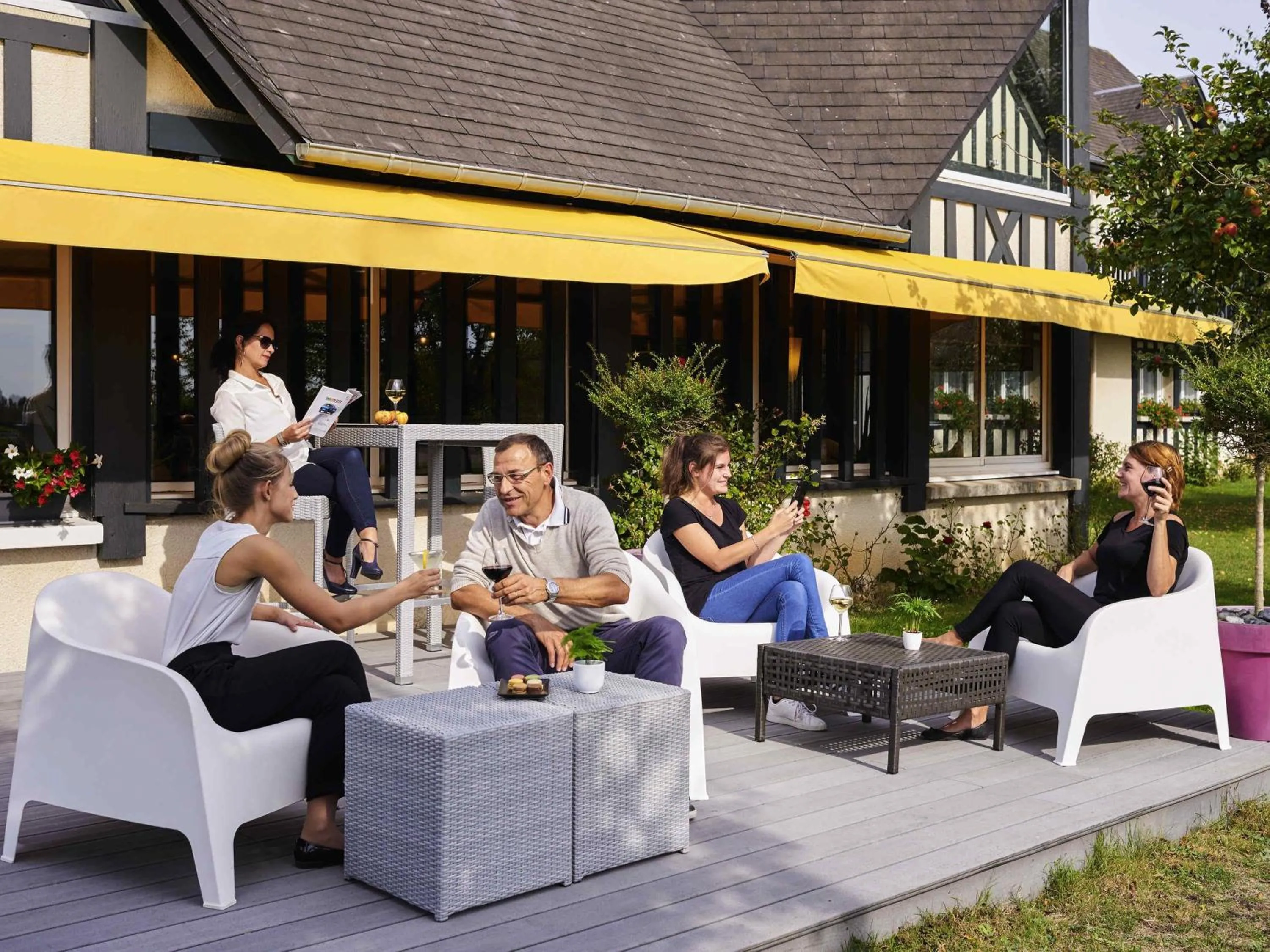 Lounge or bar in Mercure Cabourg Hôtel & Spa