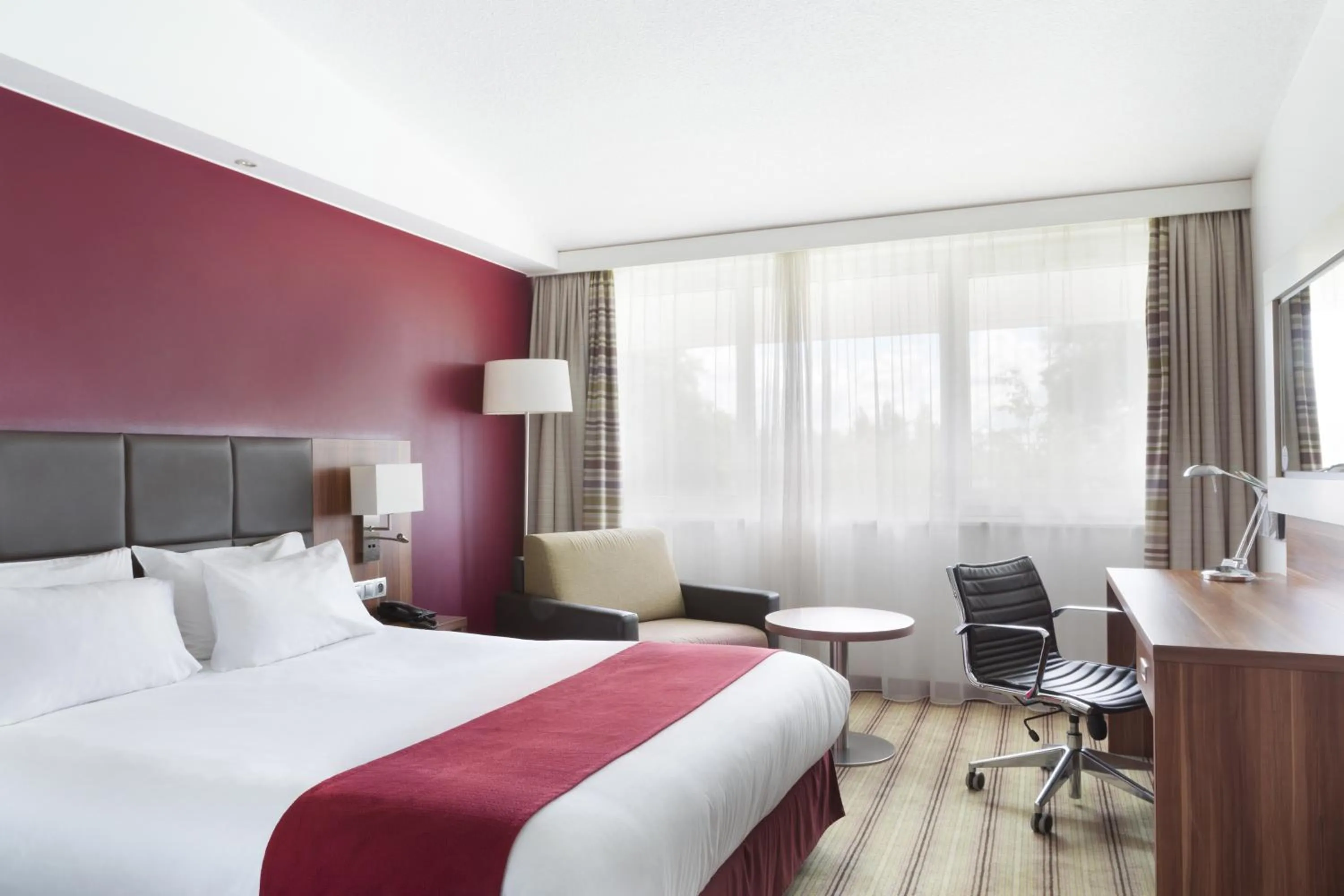 Photo of the whole room, Bed in Holiday Inn Lille Ouest Englos by IHG