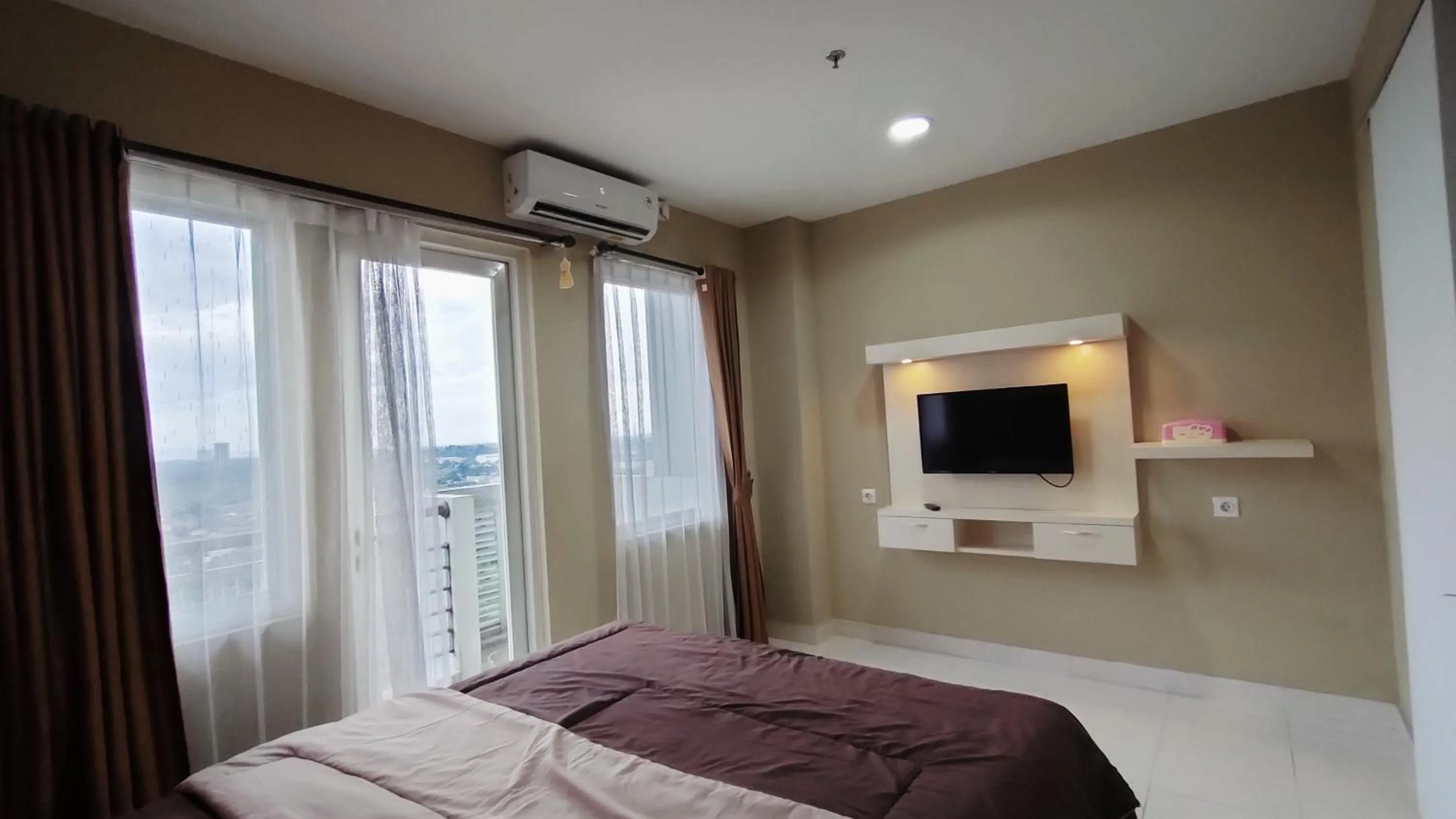 Bedroom, Bed in Kozy Room Sentul Tower Apartemen