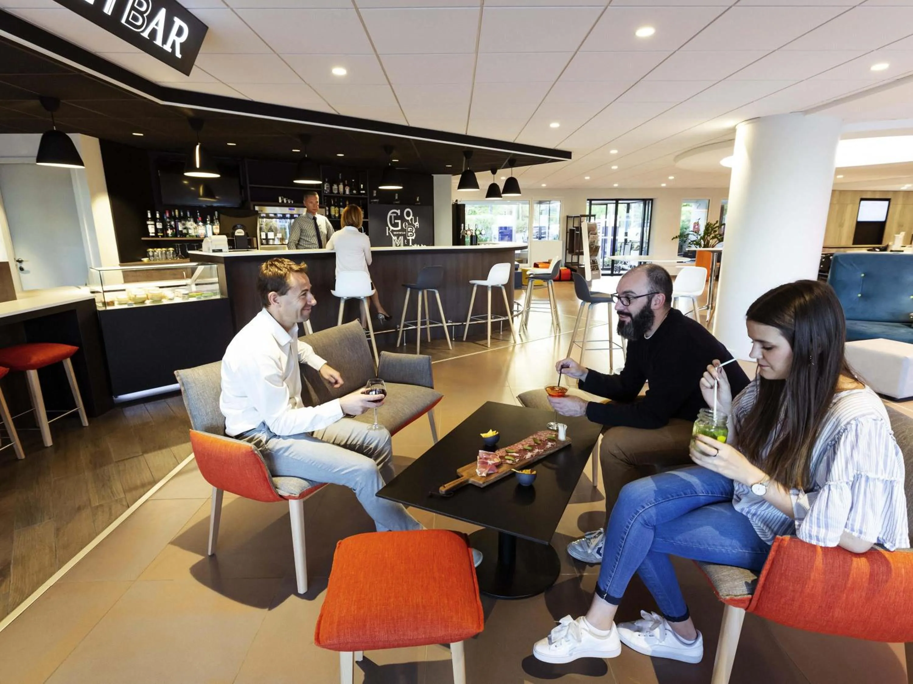 Lounge or bar in Novotel Limoges Le Lac