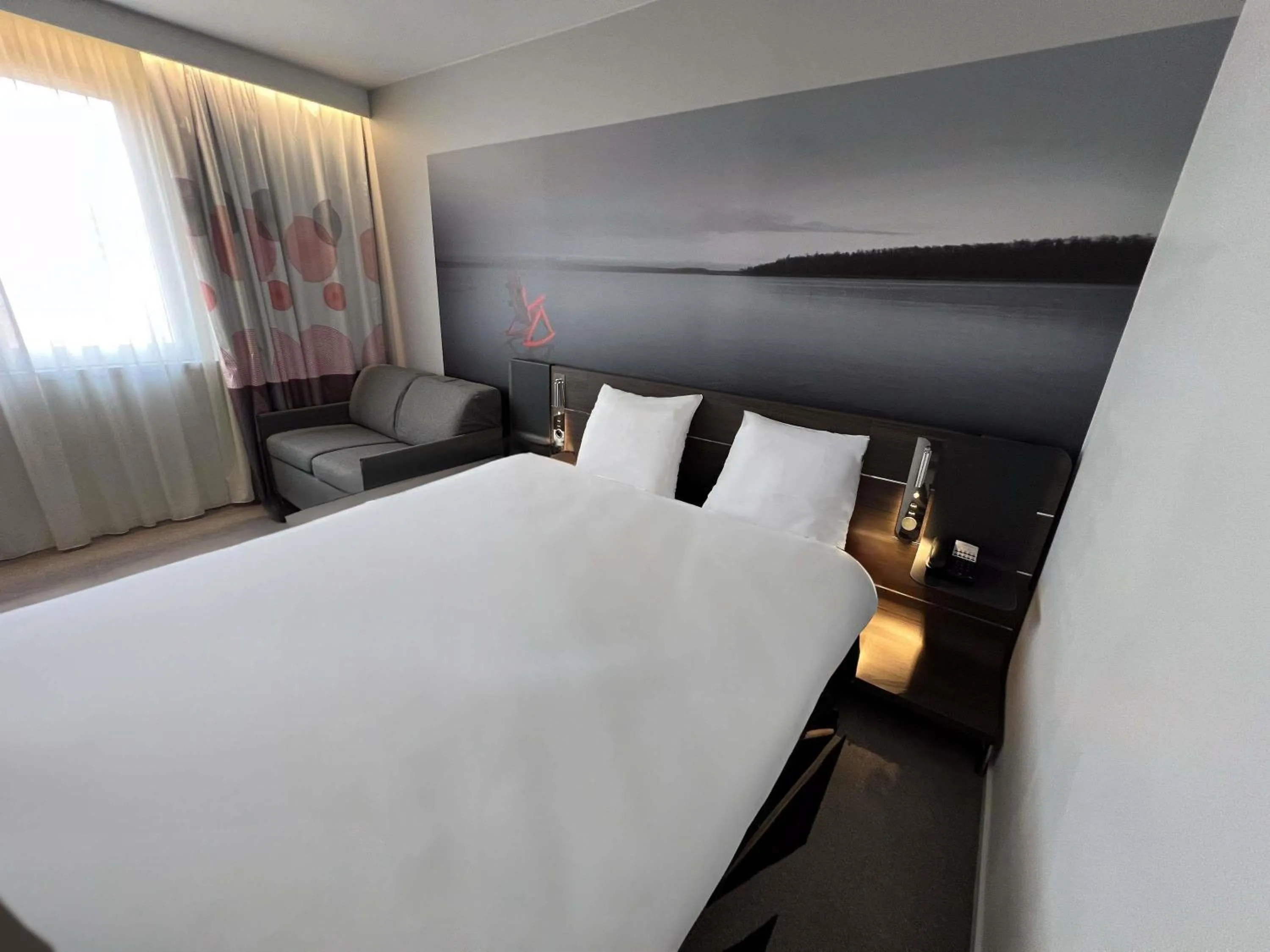 Bedroom, Bed in Novotel Limoges Le Lac