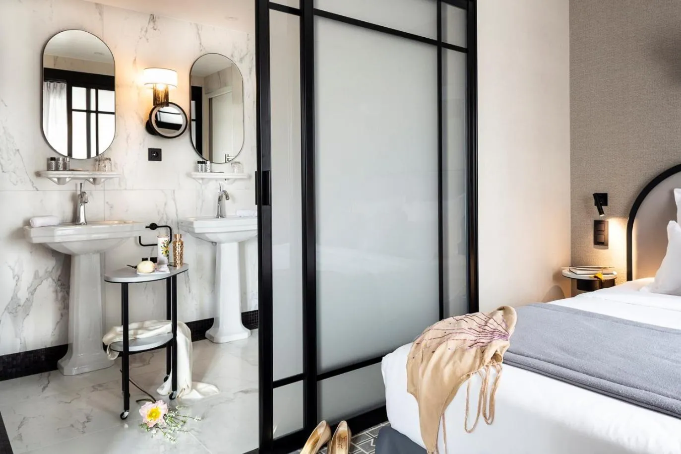 Bathroom, Bed in Lenox Montparnasse