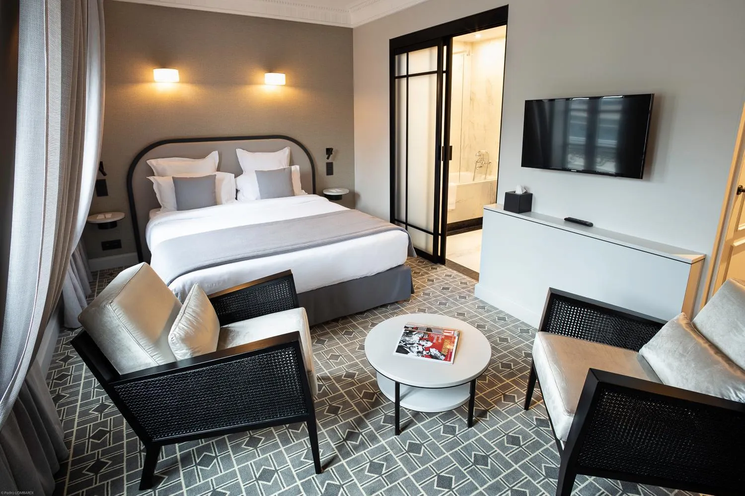 Photo of the whole room, Bed in Lenox Montparnasse