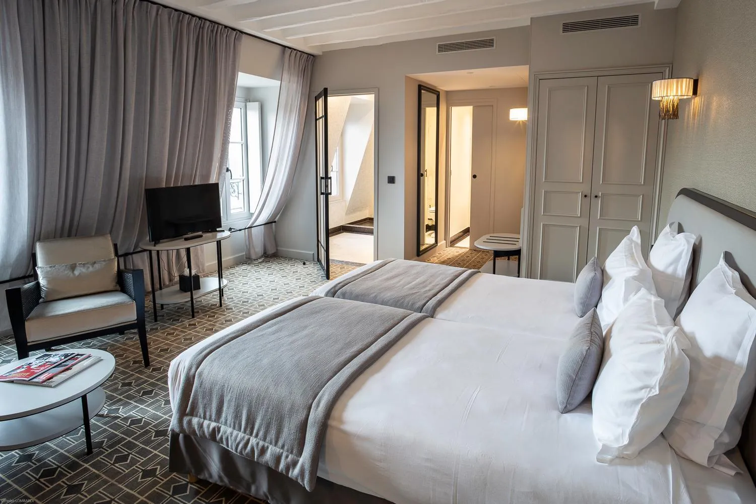 Photo of the whole room, Bed in Lenox Montparnasse