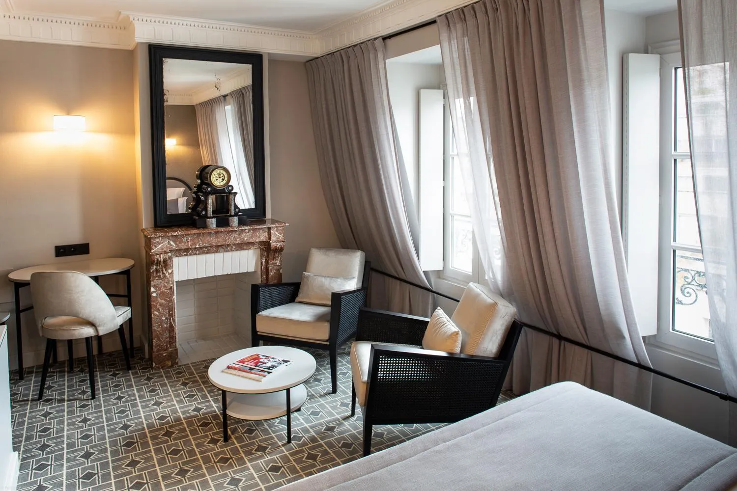 Seating area, Bed in Lenox Montparnasse