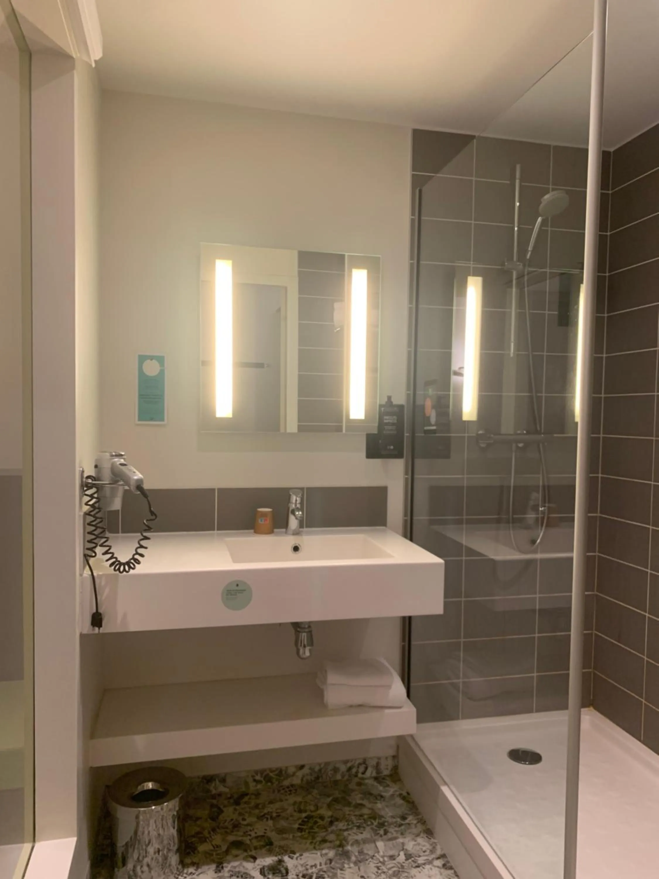 Shower in ibis Styles Lorient Caudan