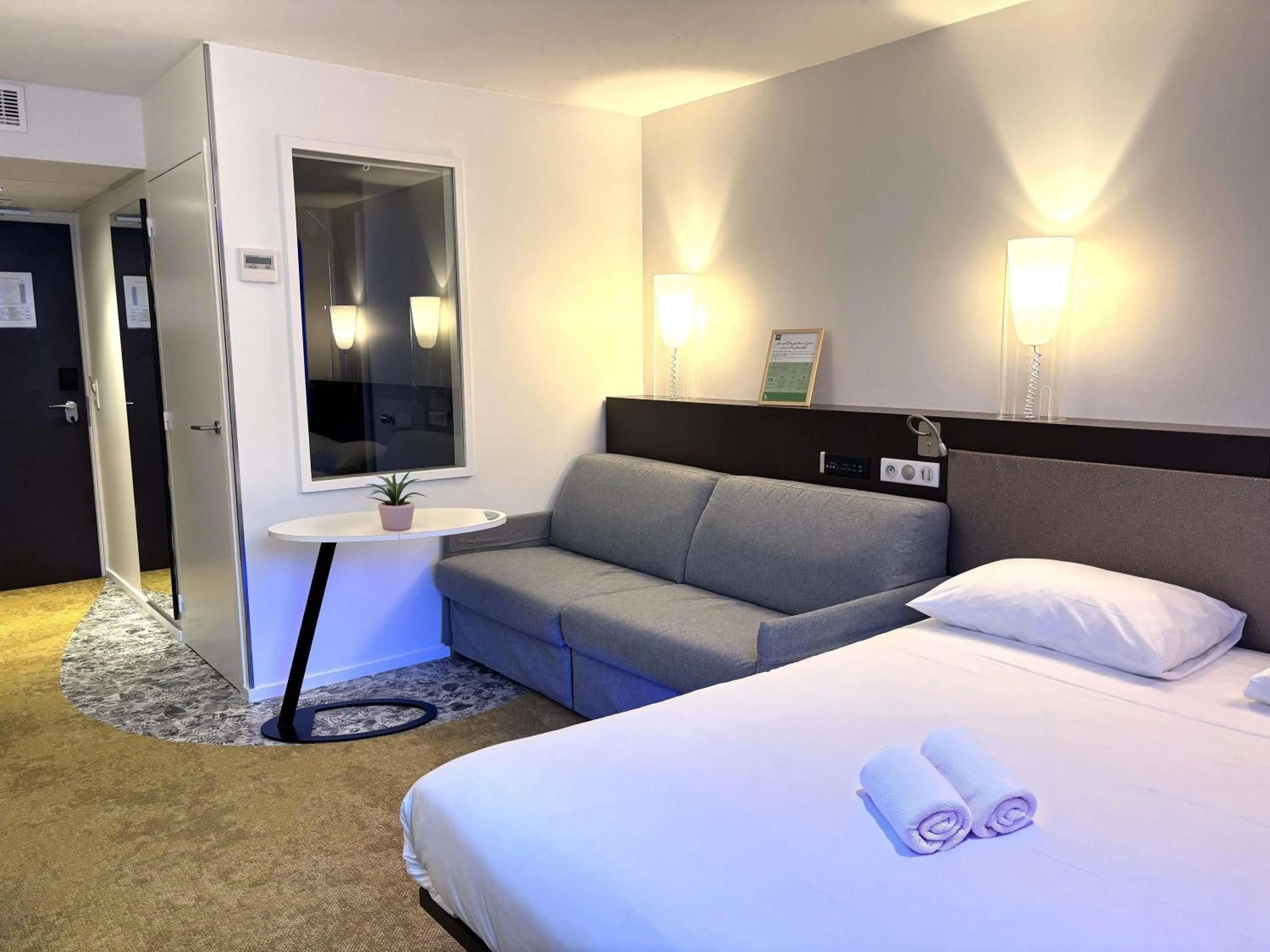 Bedroom, Bed in ibis Styles Lorient Caudan