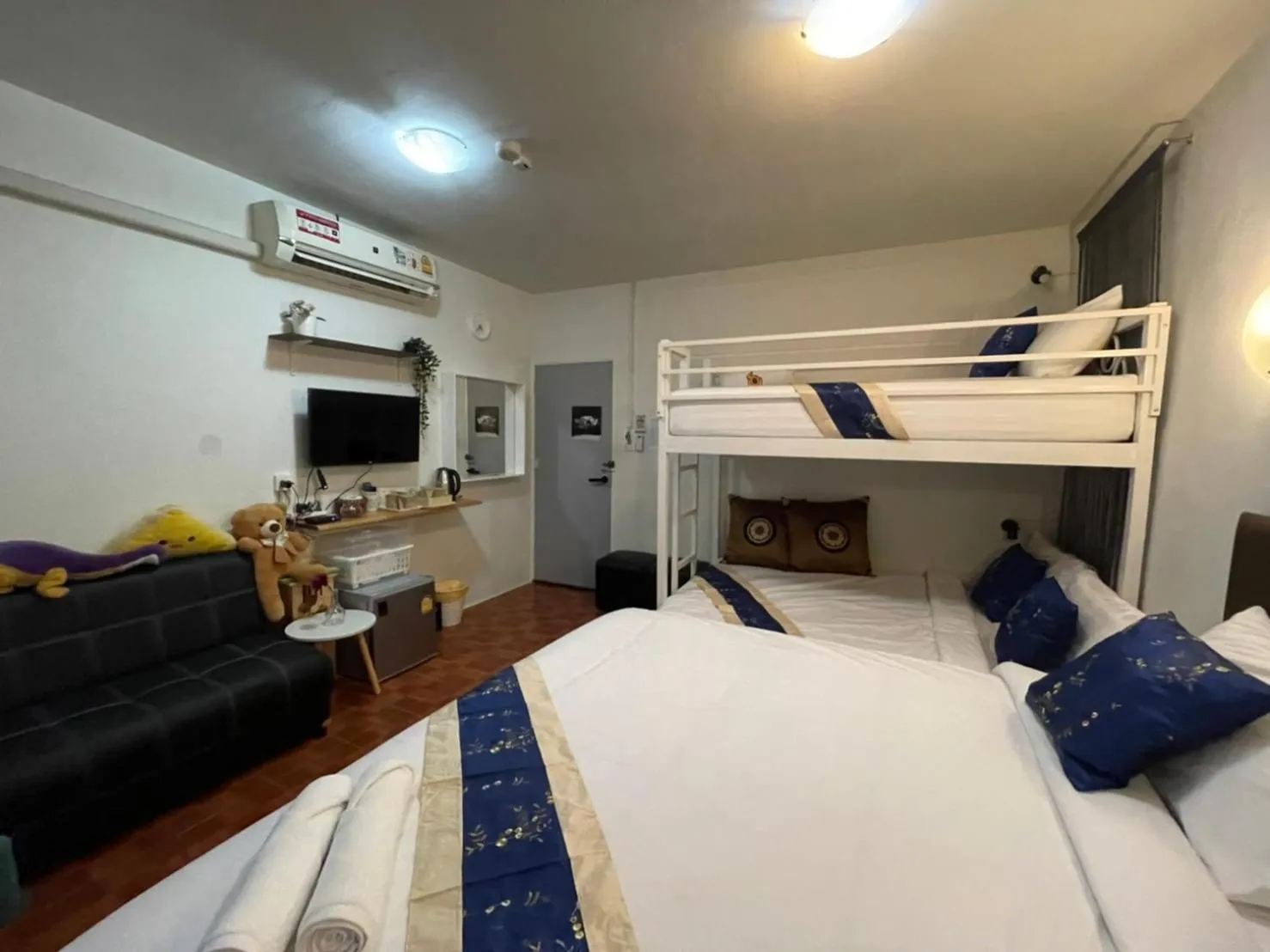 Bedroom, Bed in Acozyposhtel