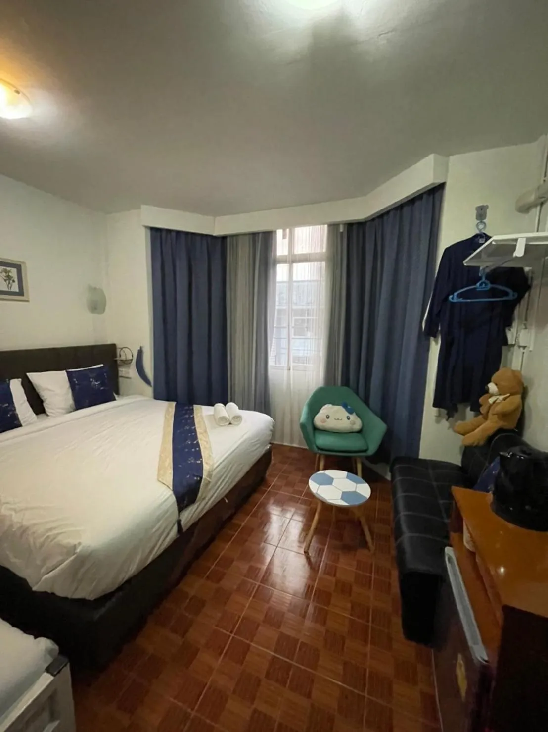 Seating area, Bed in Acozyposhtel