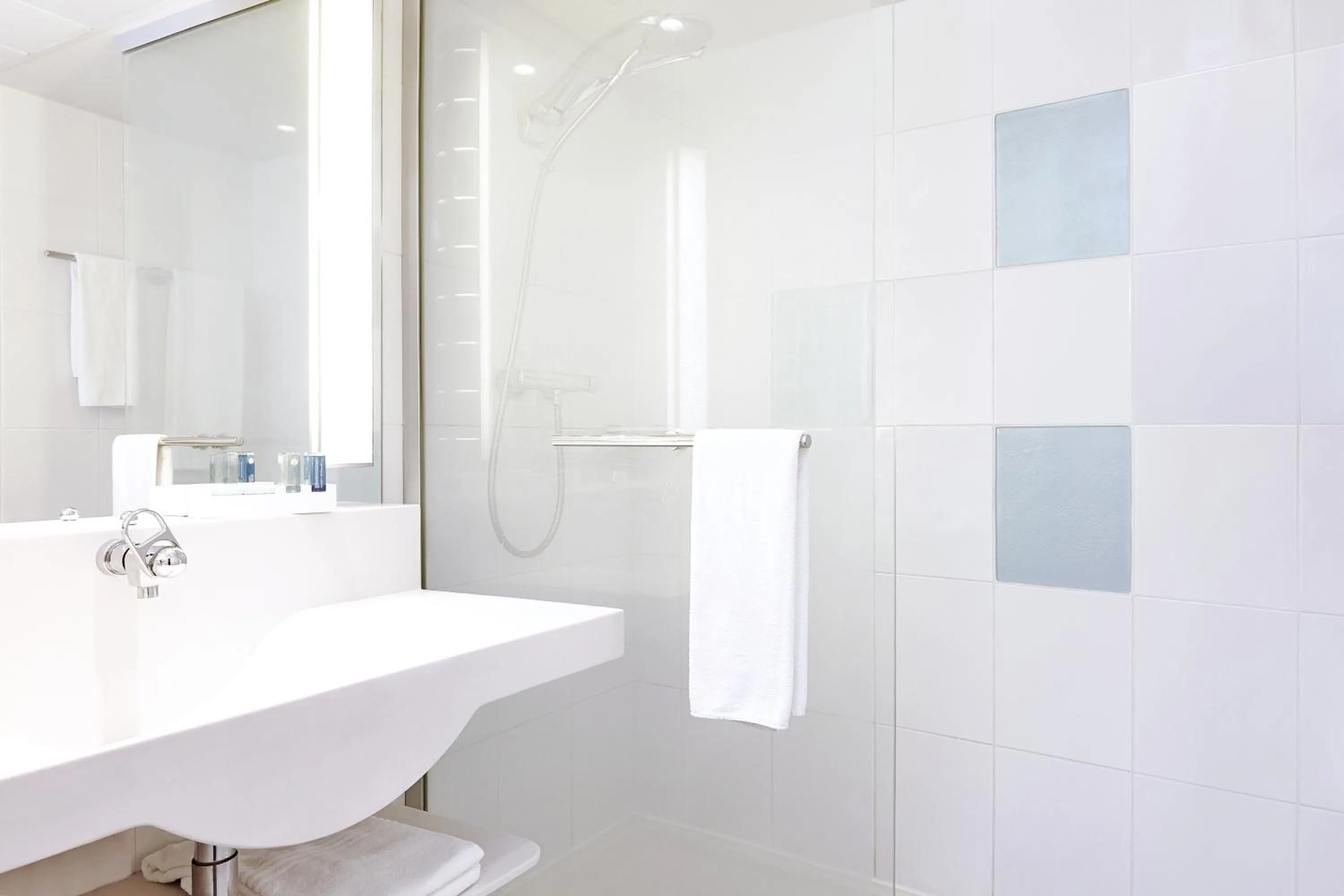 Shower in ibis Styles Nancy Sud