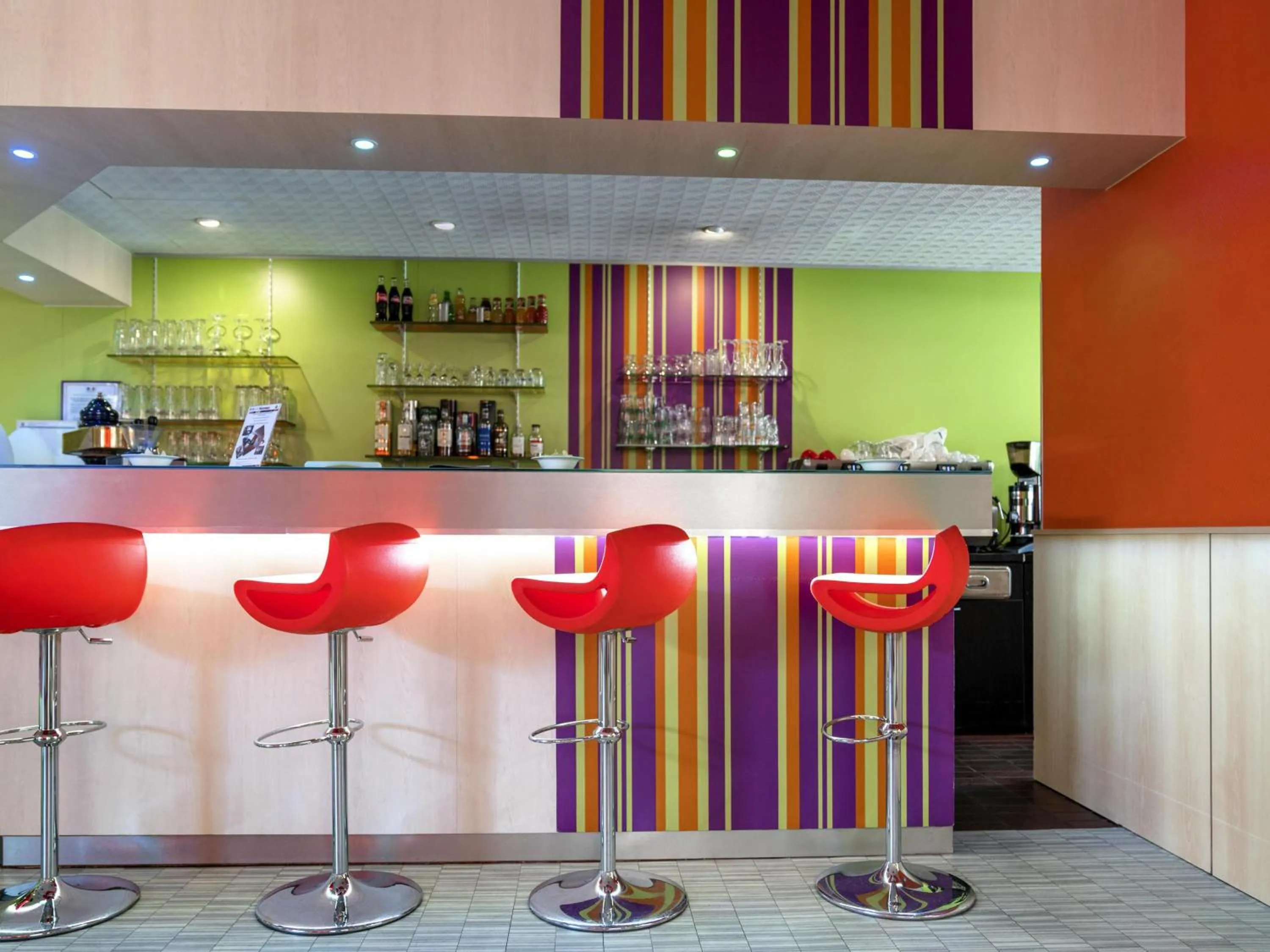 Lounge or bar in ibis Styles Besançon