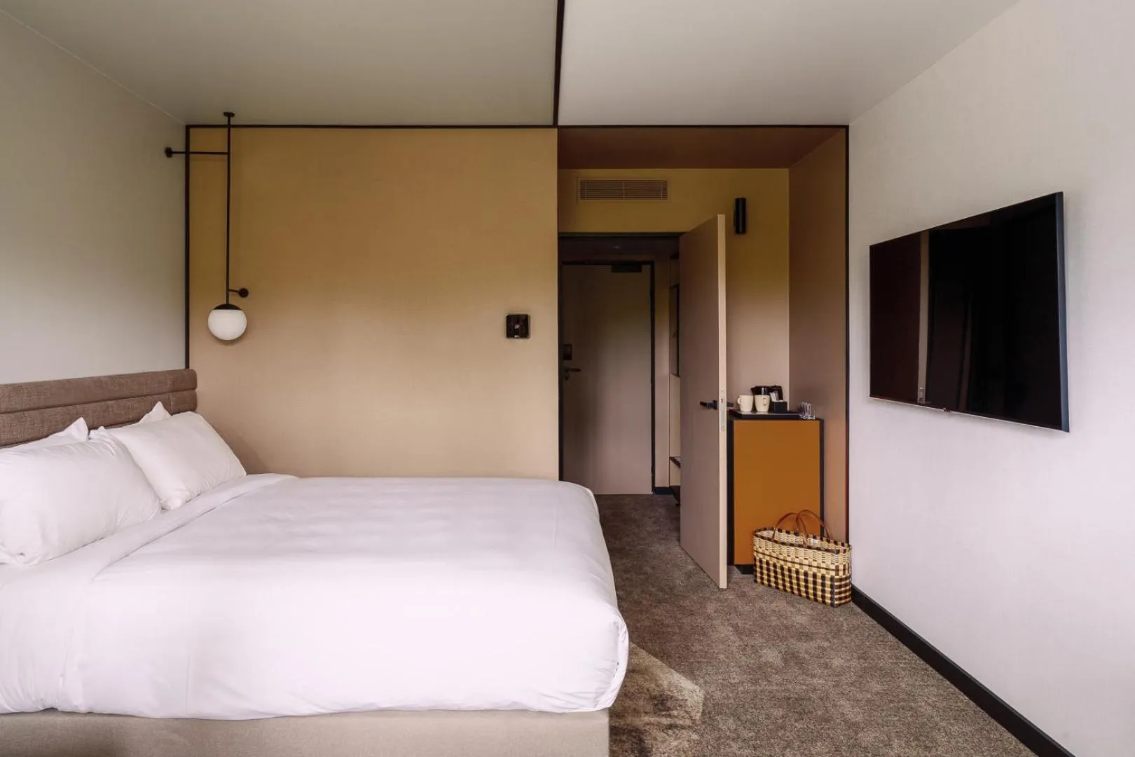 Shower, Bed in Novotel Saint-Quentin en Yvelines