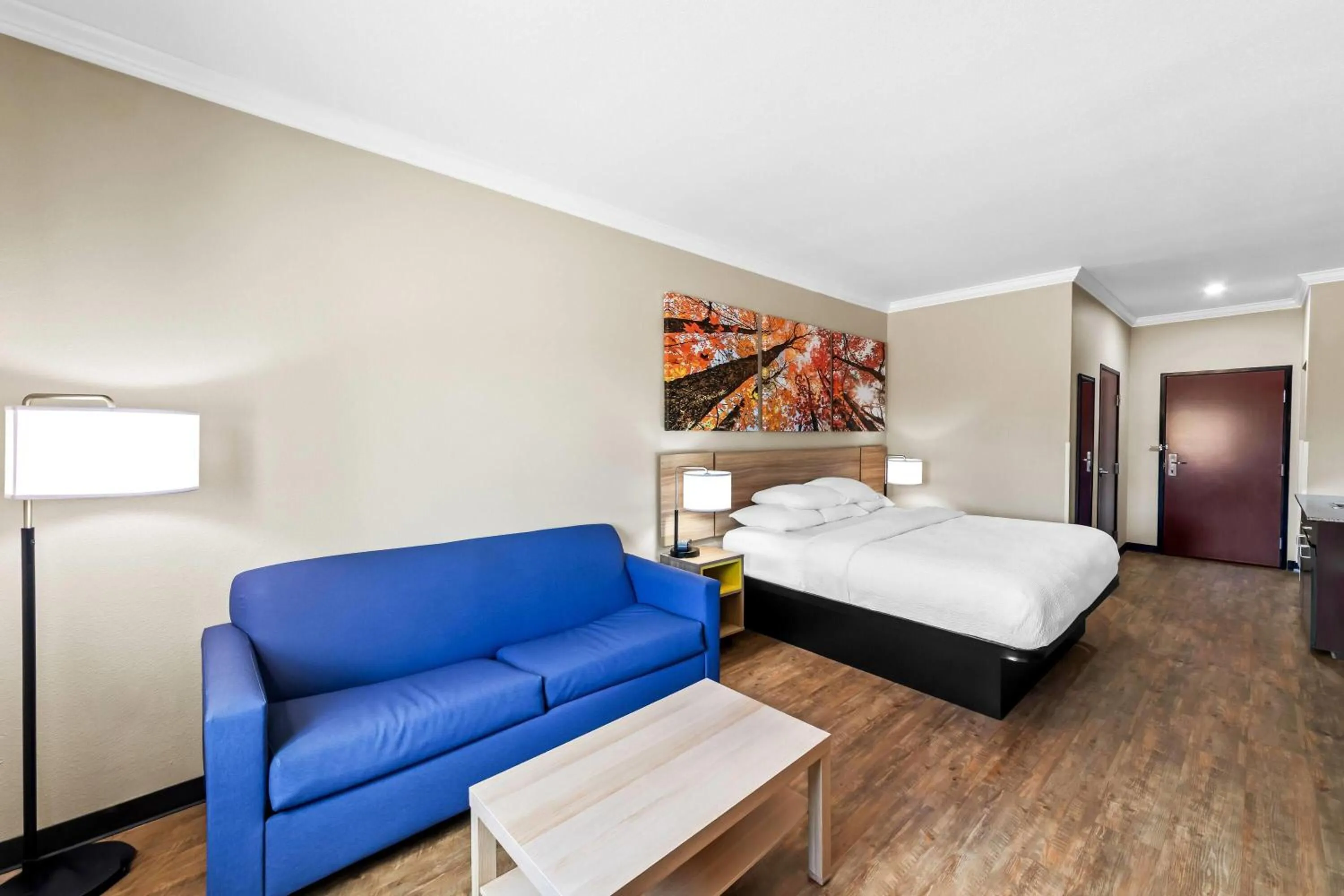 Photo of the whole room, Bed in Days Inn by Wyndham Rockdale Texas