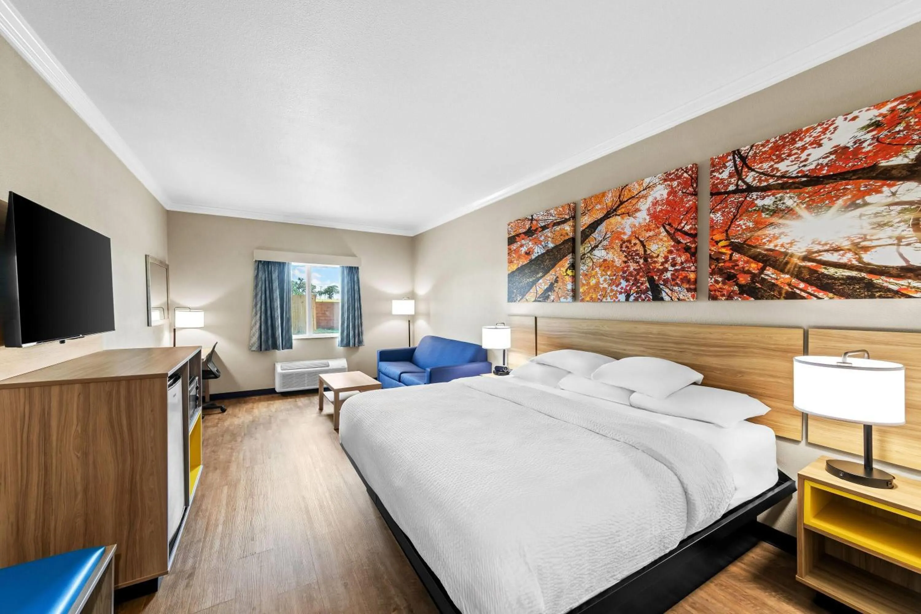 Photo of the whole room, Bed in Days Inn by Wyndham Rockdale Texas