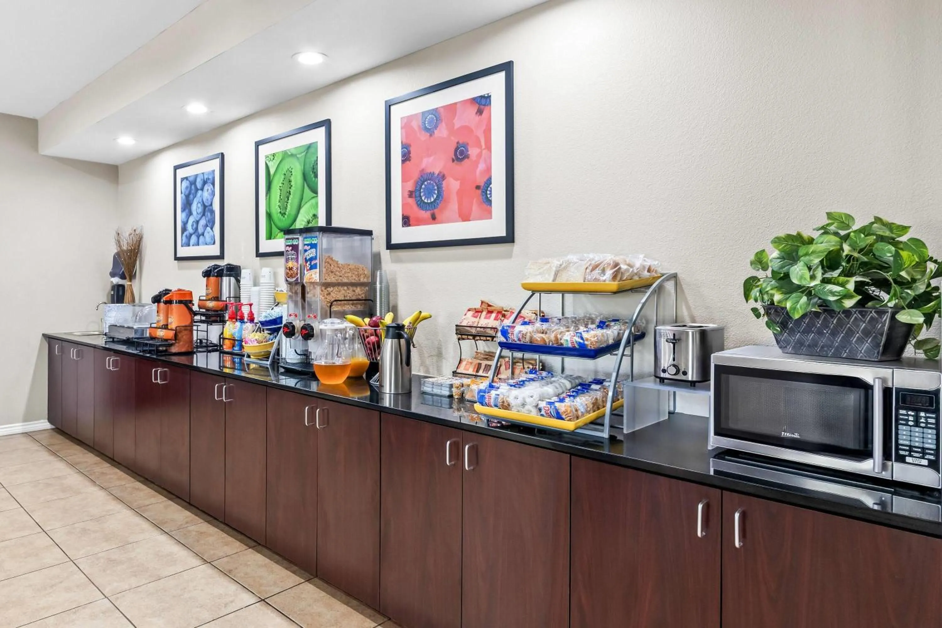 Restaurant/places to eat in Days Inn by Wyndham Rockdale Texas