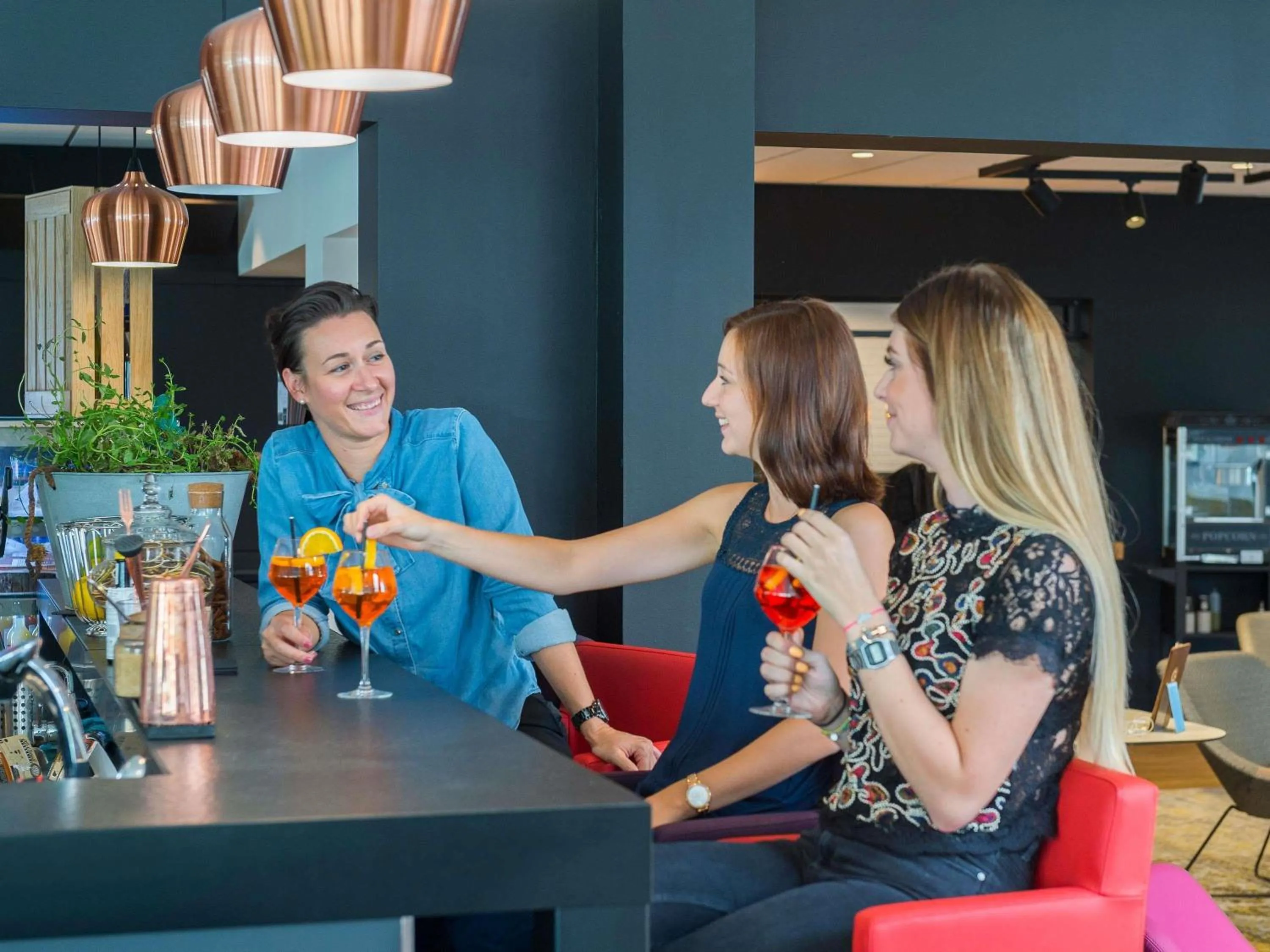 Lounge or bar in Novotel Lyon Bron Meeting & Events