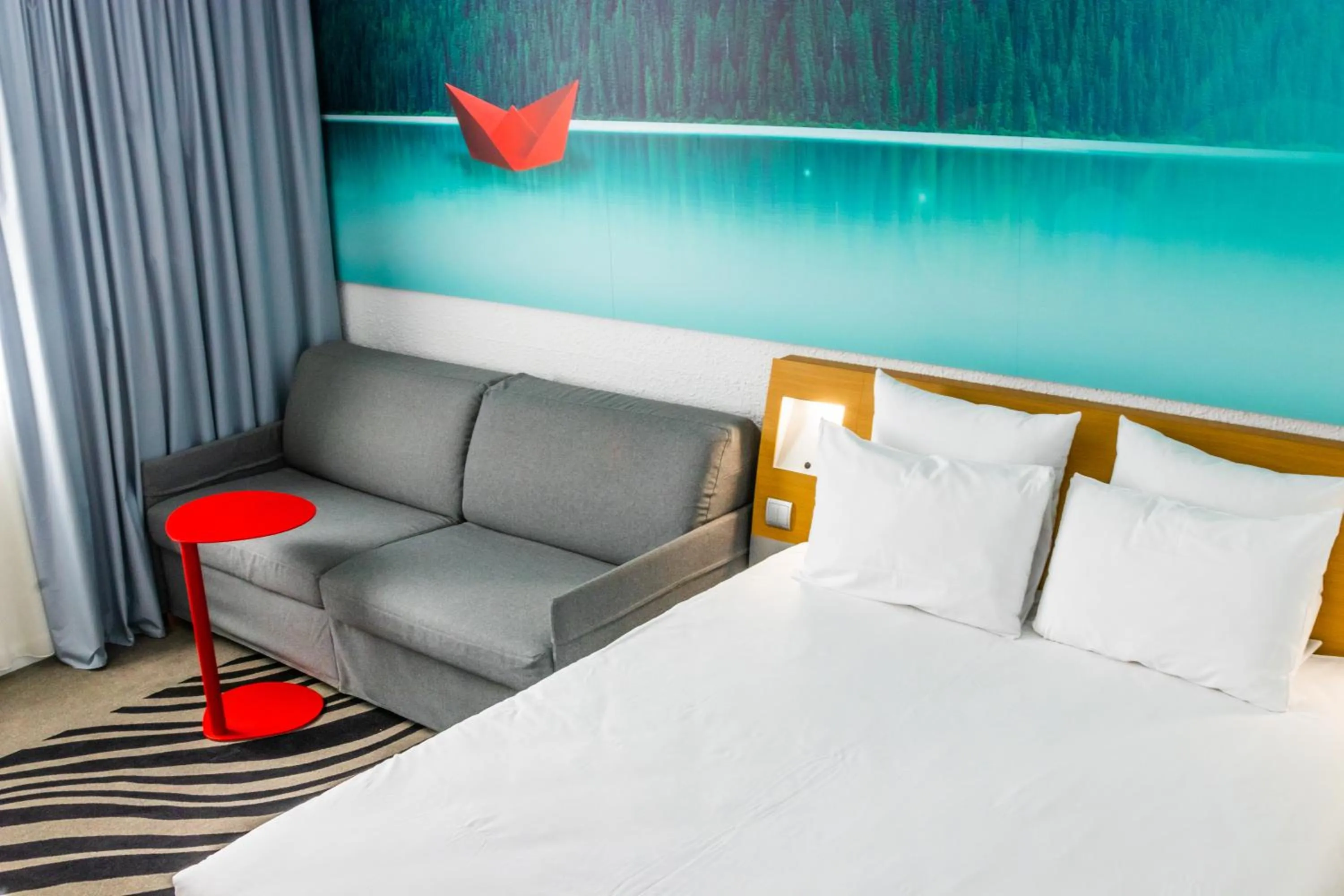Bedroom, Bed in Novotel Lyon Bron Meeting & Events