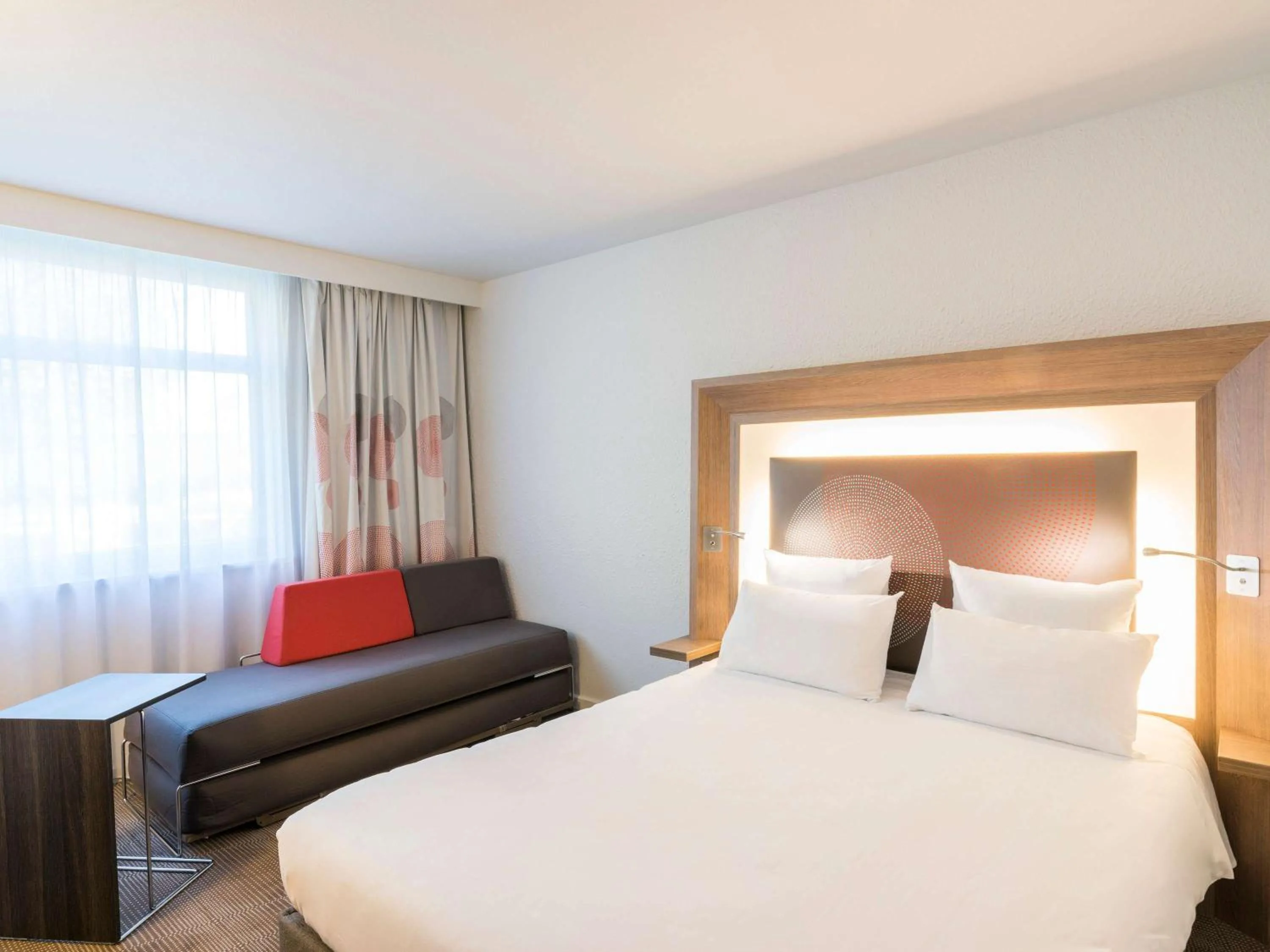 Bedroom, Bed in Novotel Lyon Bron Meeting & Events