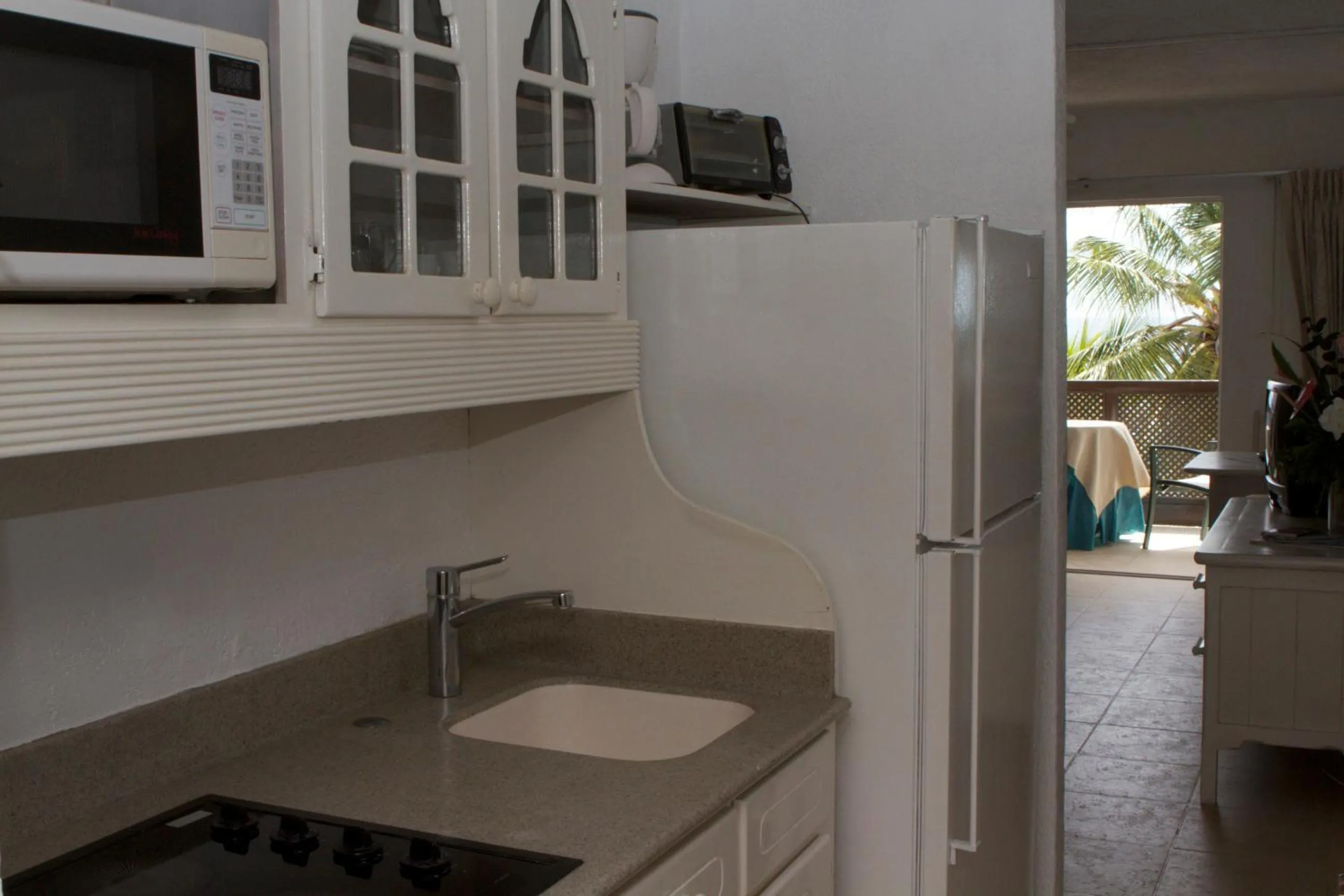 Kitchen or kitchenette in Tropical Sunset Beach Apartment Hotel