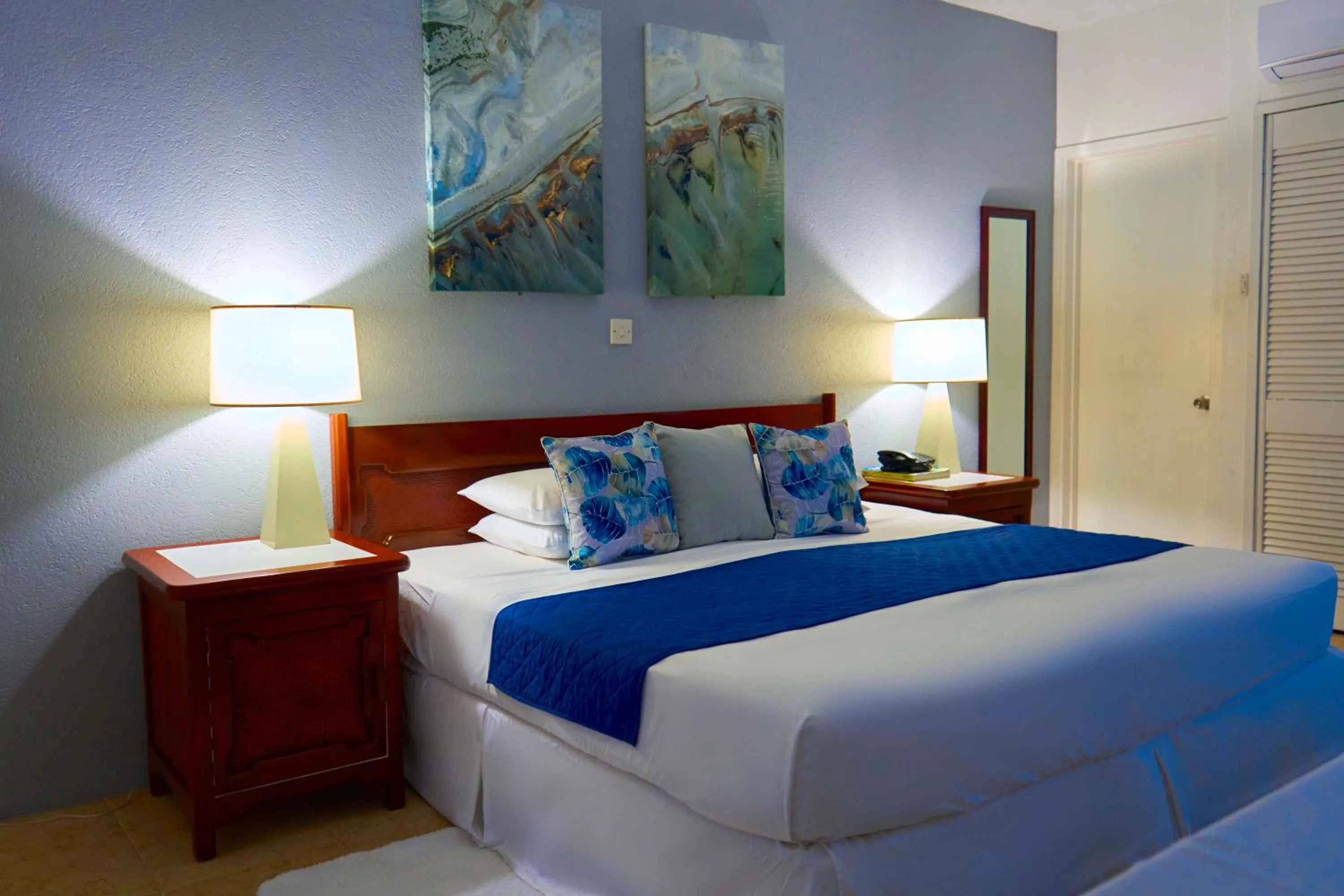 Bedroom, Bed in Tropical Sunset Beach Apartment Hotel