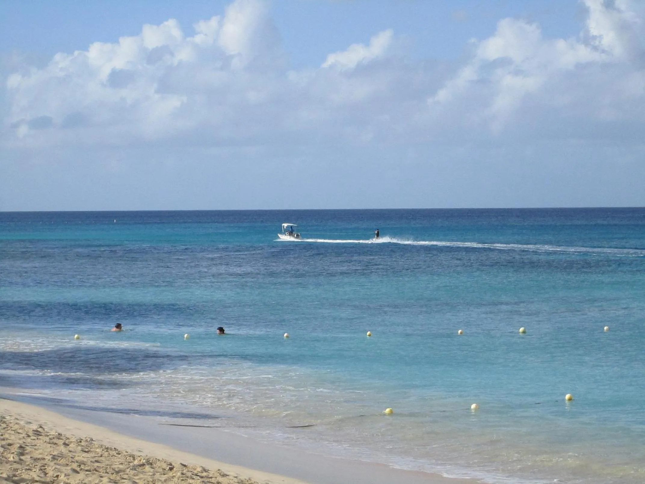 Beach in Tropical Sunset Beach Apartment Hotel