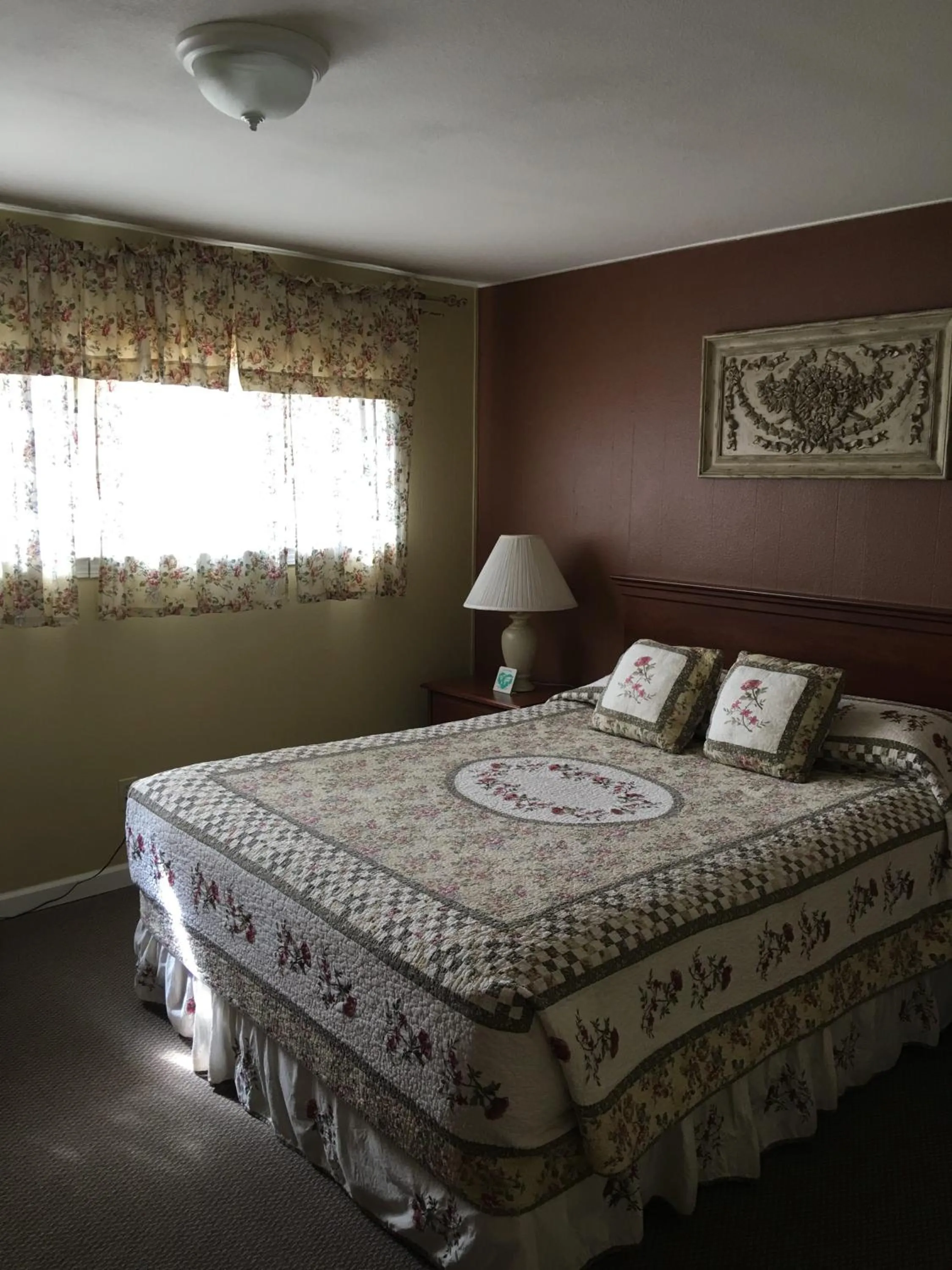 Photo of the whole room, Bed in Lake View Lodge